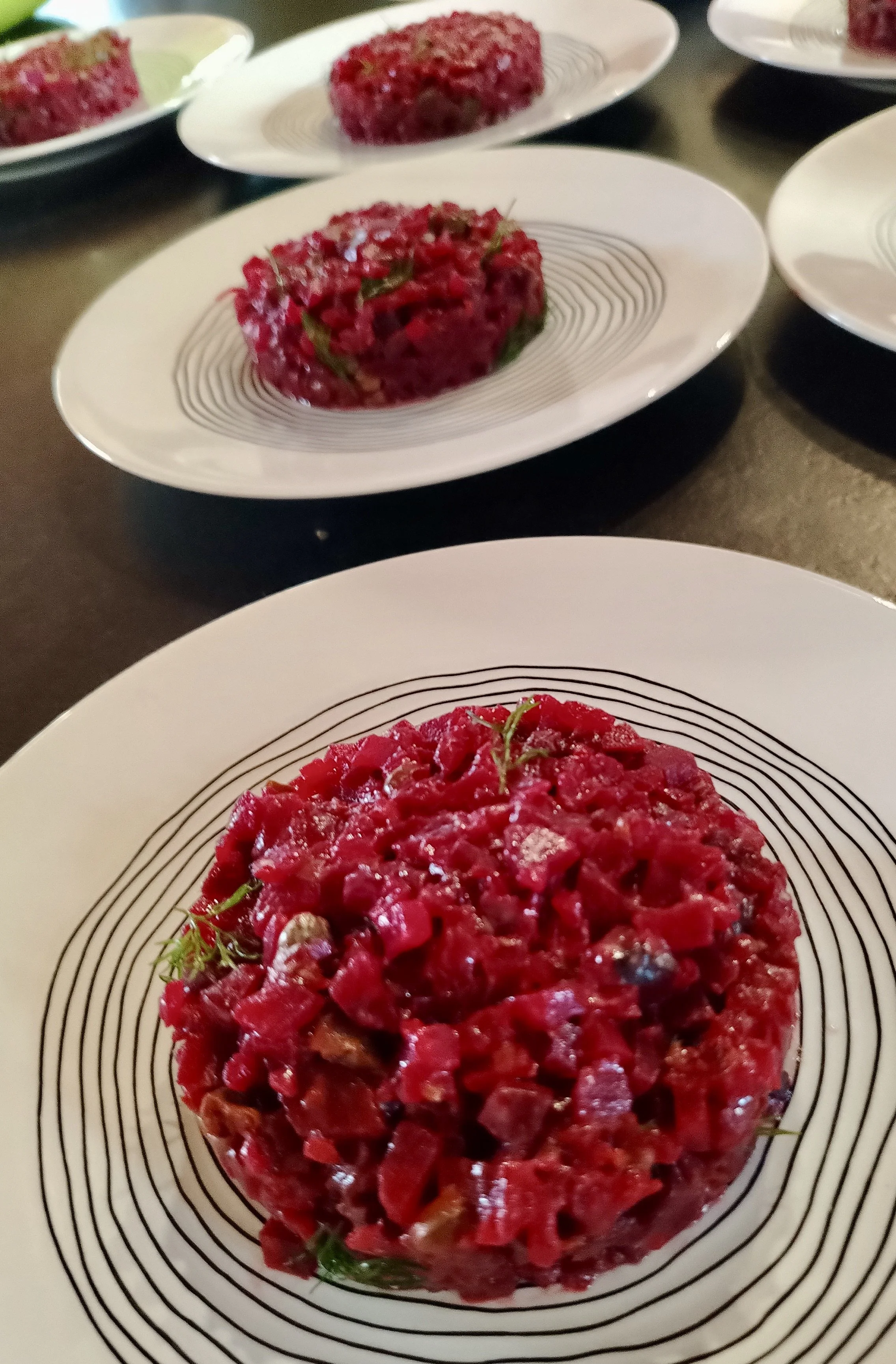 Un tartare de betterave fraiches, un plat végan qui allie la cuisine santé et le plaisir gustatif.