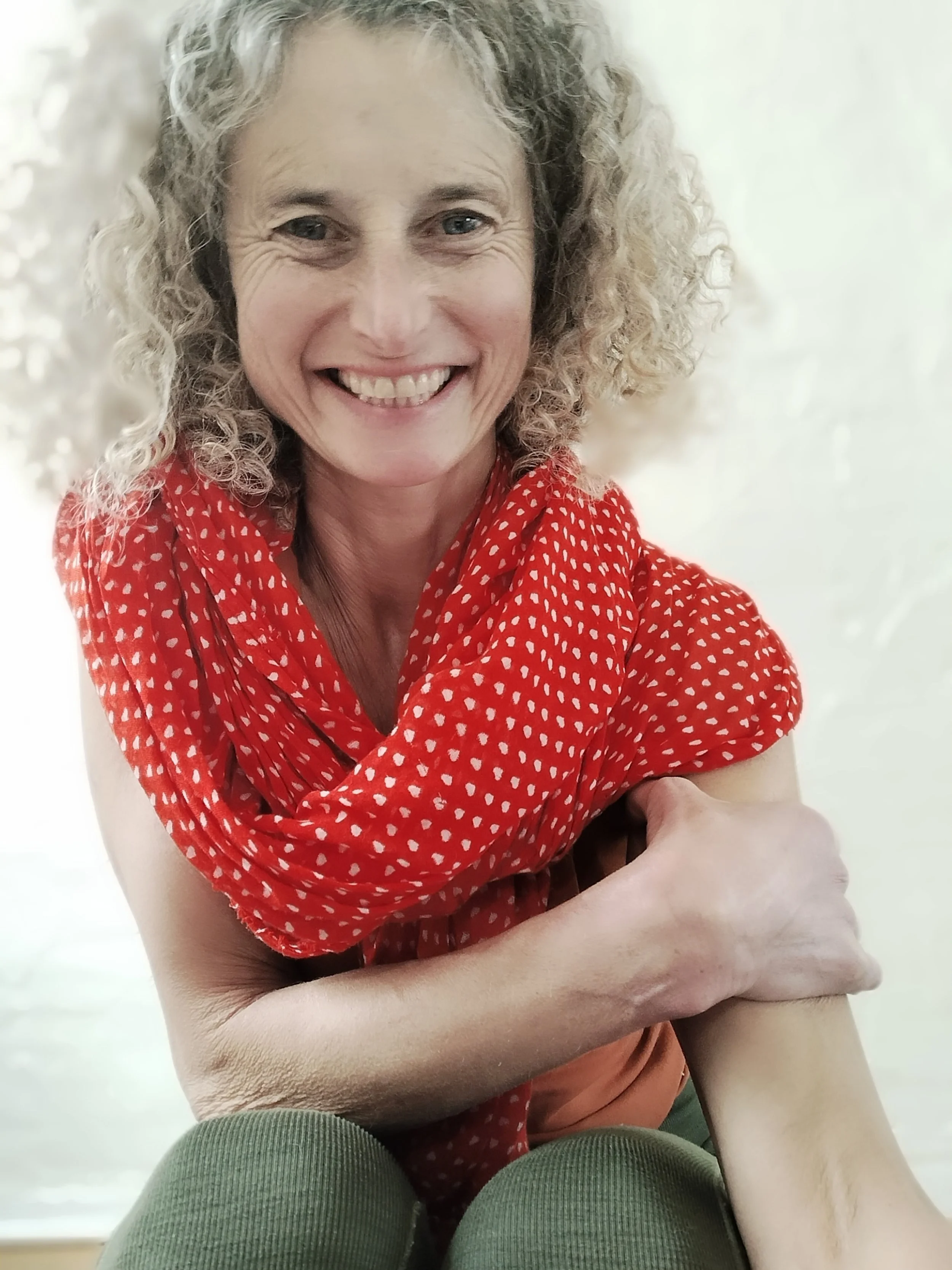 Découvrez l’expertise d’Anne Barbaret, professeure certifiée de yoga Iyengar. Son approche précise et bienveillante vous accompagne vers l’alignement et la détente, dans un cadre naturel propice à la reconnexion.