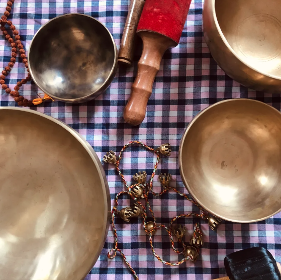 Les bols chantant, une pratique ancestrale qui par les vibrations sonores, apporte un effet de détente et de bien être au corps et à l'esprit.