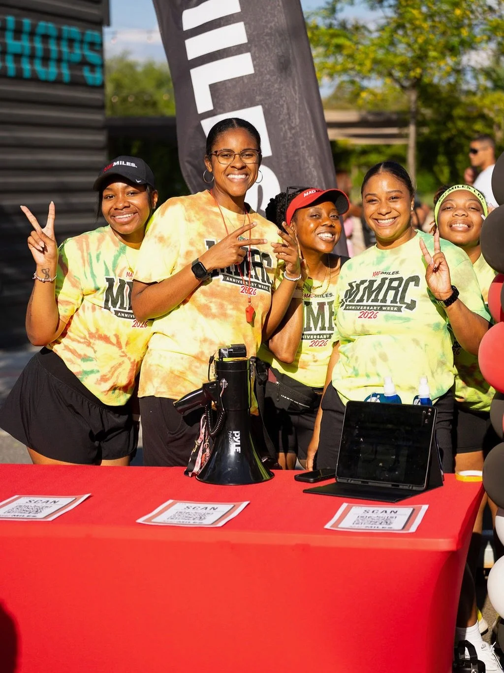 The women of @madmilesrunclub ❤️🖤

We loved meeting some of the special ladies who hold it down and make the magic happen. 

📸: @cltnativeagain, slide 9 @kiaratheinnovator 

#rungrl #supportrunsdeep #madmilesrunclub #runcharlotte #blackwomenrun