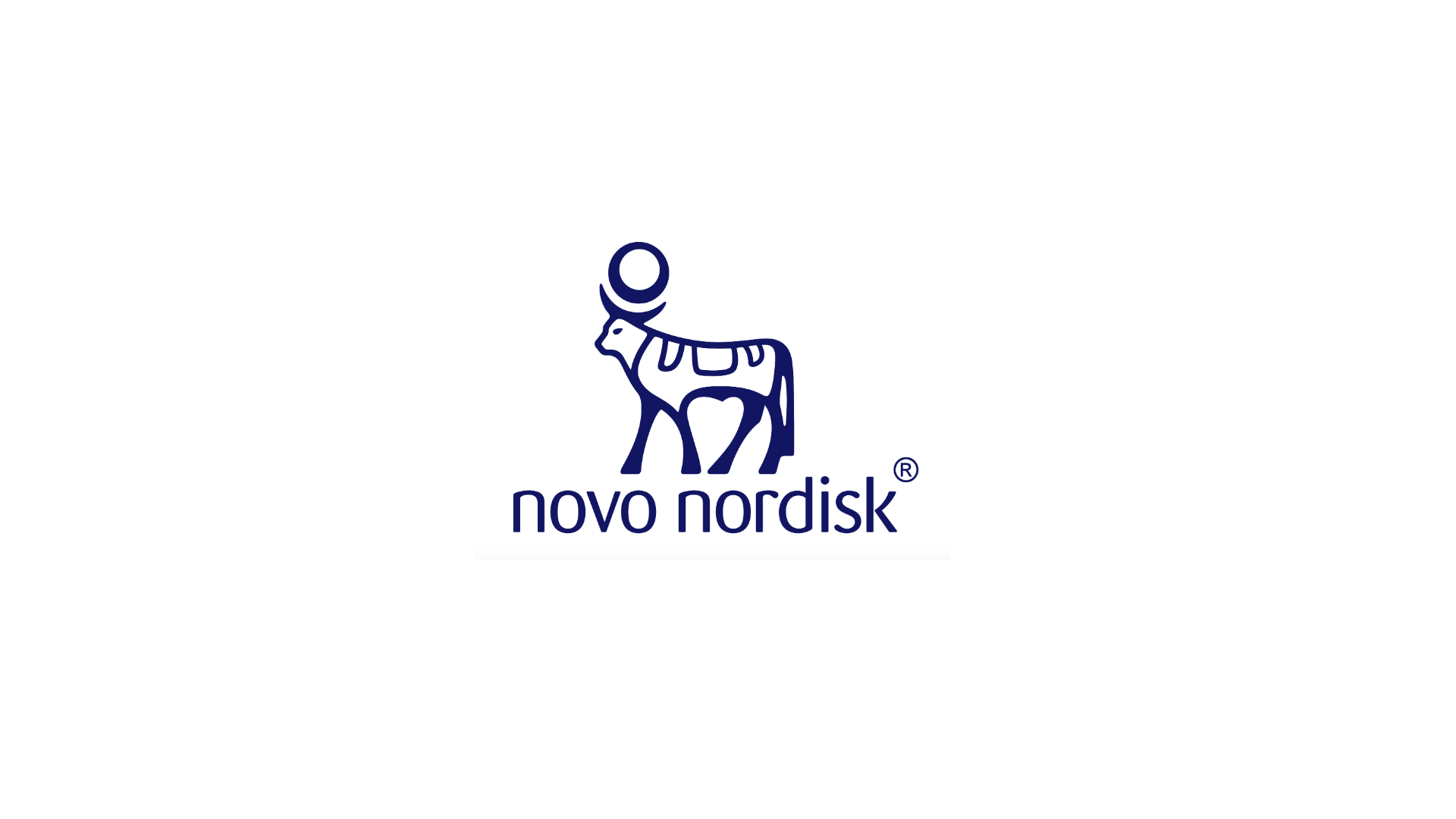 Logotipo do novo nordisk, com uma figura estilizada de um animal, uma cabra com um círculo acima da cabeça, em cor azul escuro, e o texto 'novo nordisk' abaixo.