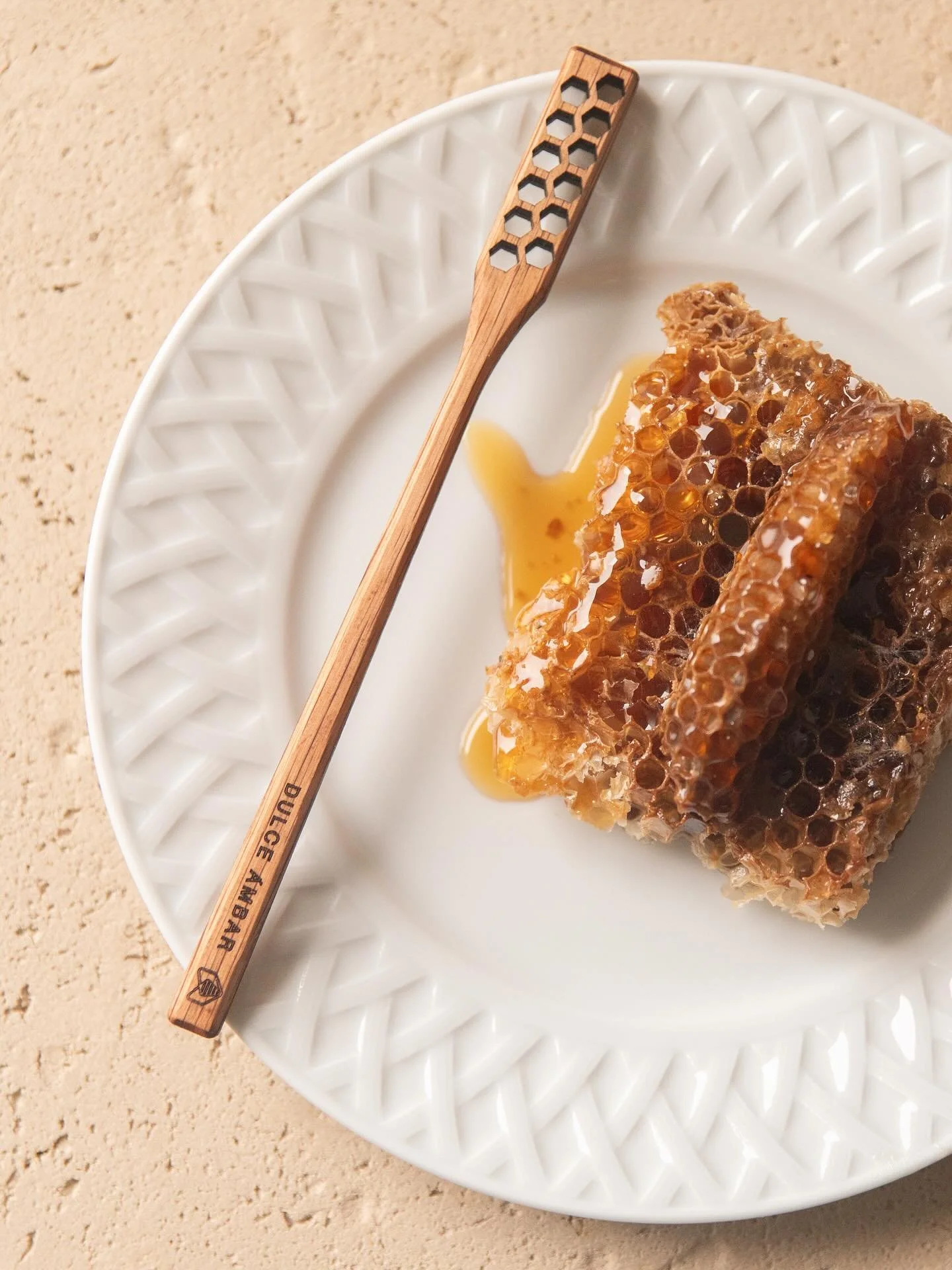 El lujo de lo puro.
El panal, en su forma m&aacute;s cruda, es un tesoro comestible. 
Cada celda, una obra de arte natural, cada gota, un regalo.
Perfecto para untar, acompa&ntilde;ar quesos o simplemente disfrutar a cucharadas.

✨ 100% panal de abej