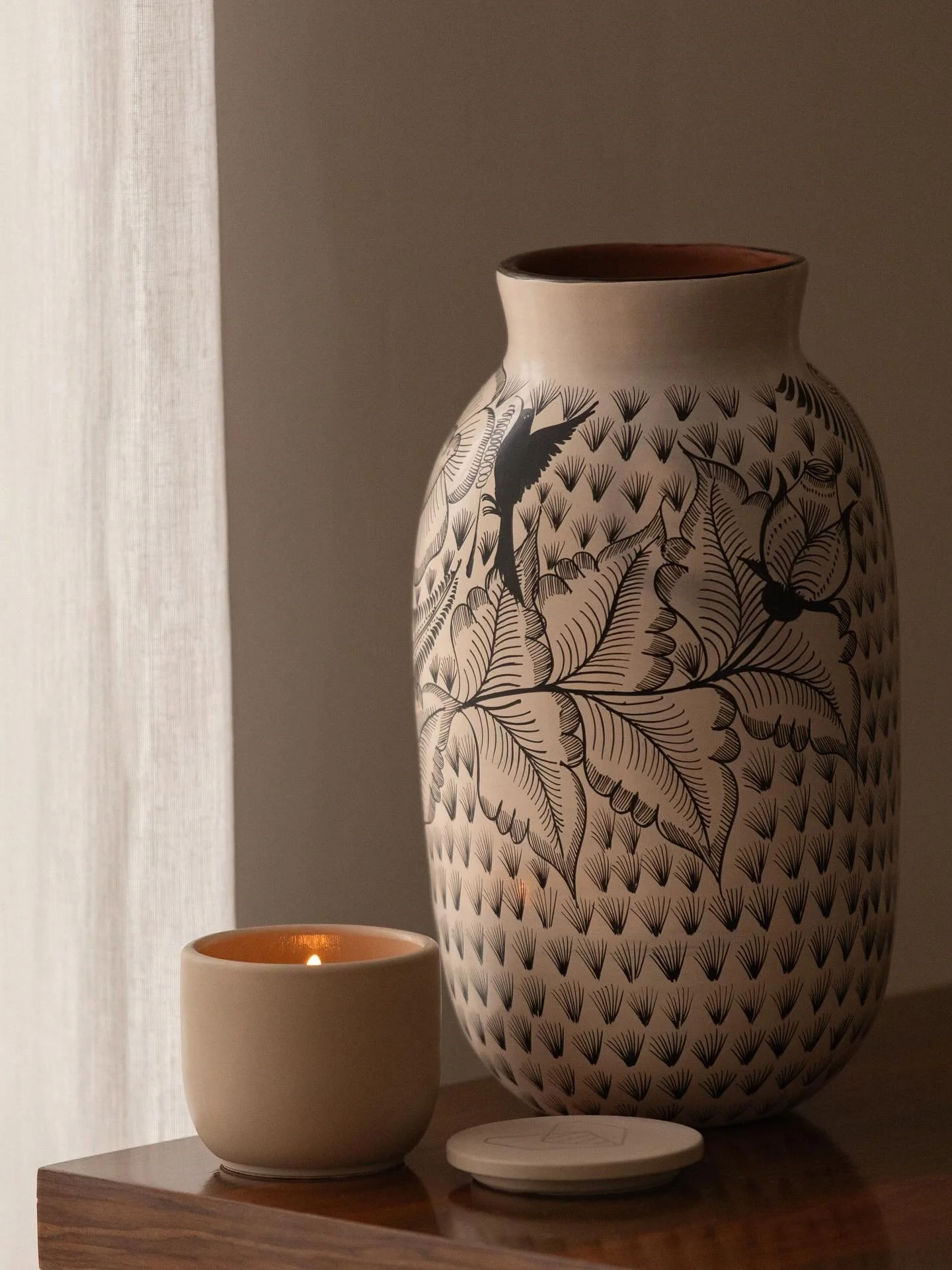 La luz m&aacute;s bonita es la que enciendes para ti. 🕯️🍯
Ya es viernes, reg&aacute;late un momento.

#luzdeambar #ceradepanal