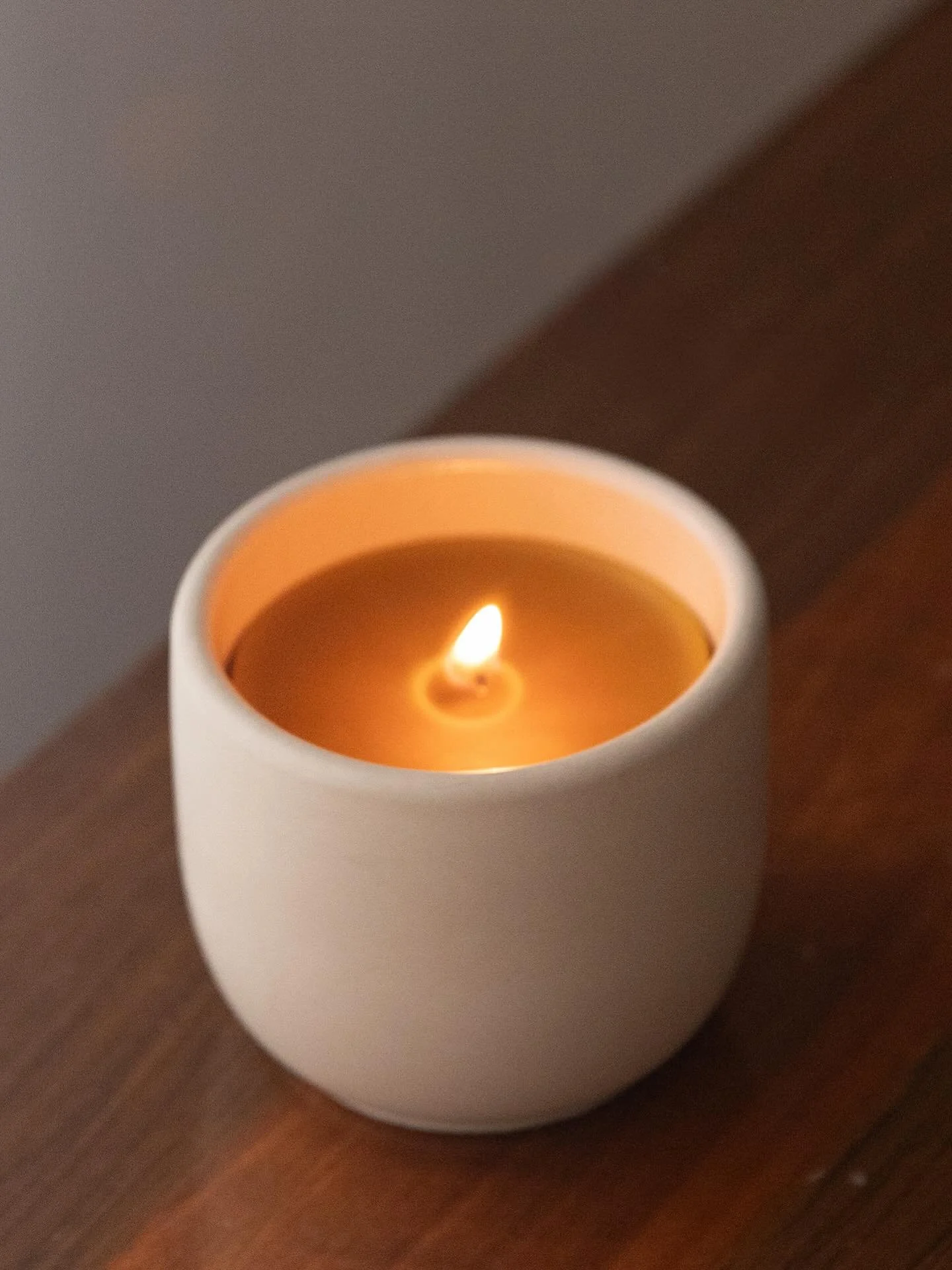 Hechas de cera 100% natural,
Nuestras vela enciende m&aacute;s que un espacio:
enciende momentos. 
#luzdeambar #ceradepanaldeabeja