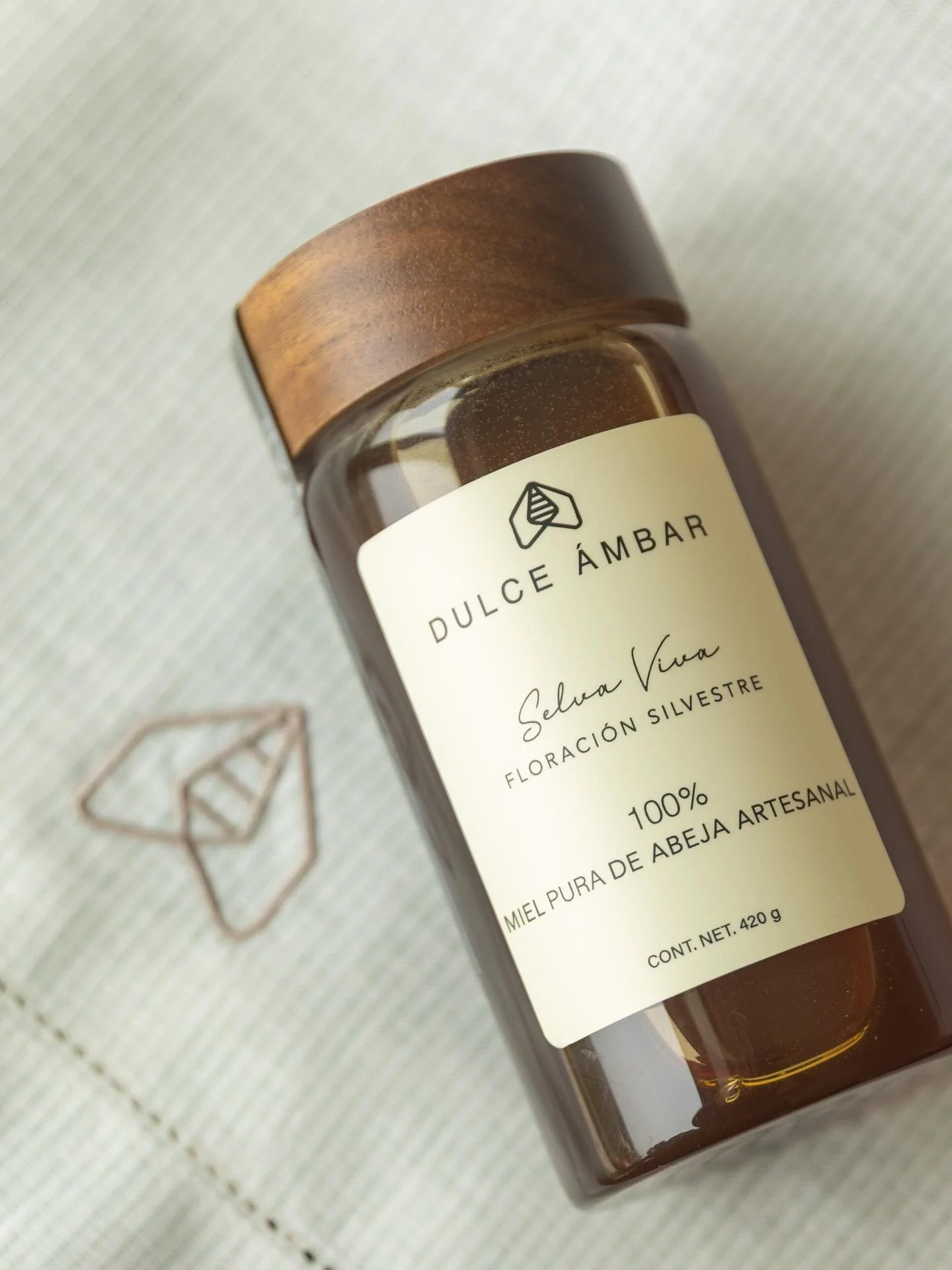 Nuestra miel artesanal Selva Viva, acompa&ntilde;ada por la servilleta bordada de lino para canastas de pan, est&aacute; pensada para transformar lo cotidiano en algo especial. 🐝💫✨

#dulceambar #linonatural