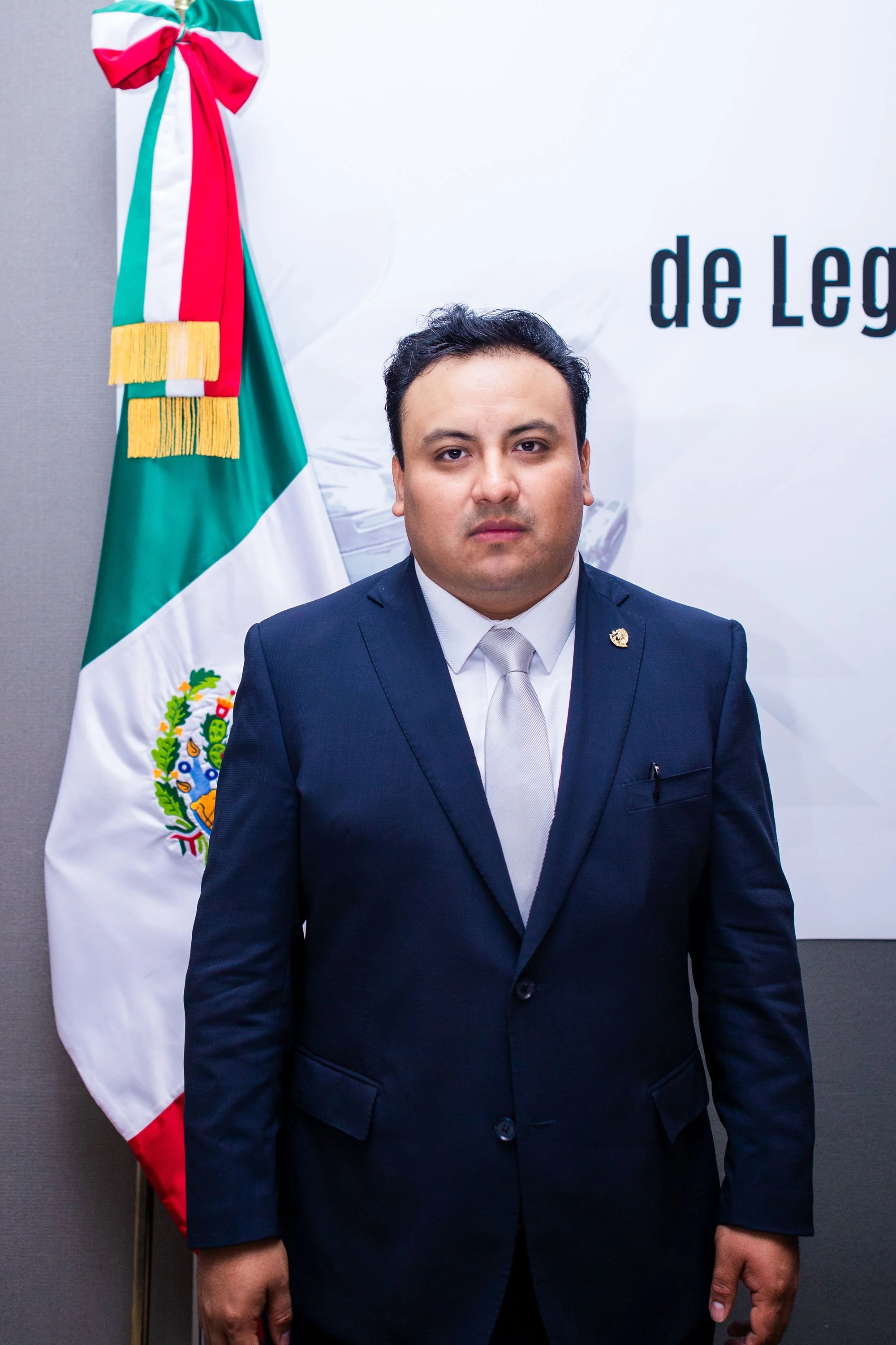 Imagen borrosa de una persona sentada en un sillón en una habitación con paredes oscuras.