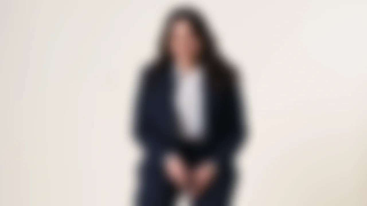 Persona vestida con traje oscuro en un fondo claro