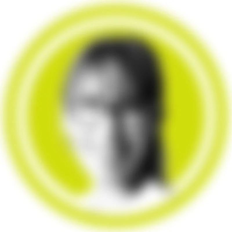 Retrato en blanco y negro de una mujer con gafas, con un fondo amarillo neón.