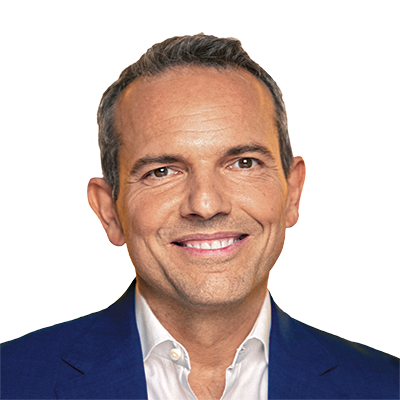 Hombre sonriendo con traje azul y camisa blanca