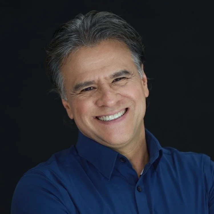 Hombre sonriendo con chaqueta negra, fondo negro