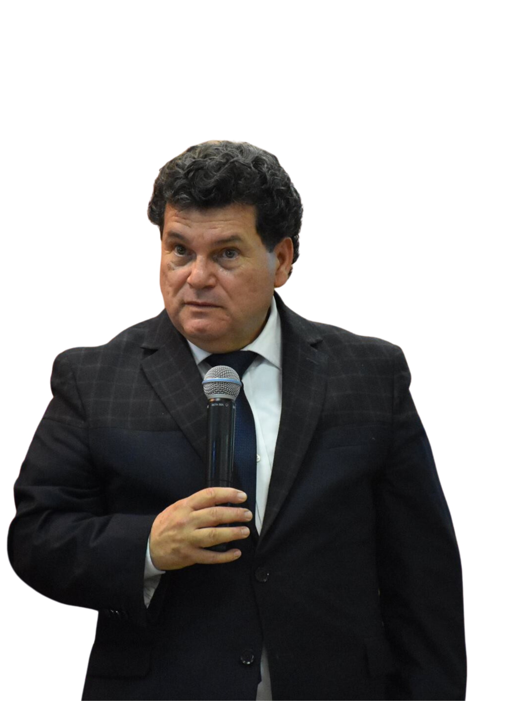 Retrato de un hombre con cabello rizado oscuro, vestido con traje y corbata a rayas, fondo oscuro.