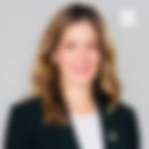 Imagen de una mujer con cabello castaño y rubio, vistiendo un blazer negro y una blusa blanca, sonriendo.