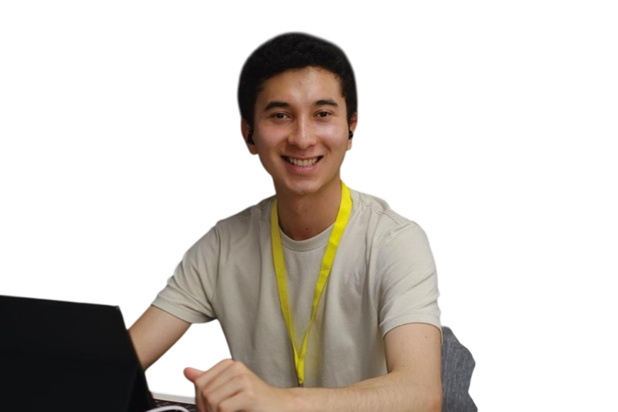 Una persona con gafas y camisa blanca, sonriendo, en un fondo blanco y negro.