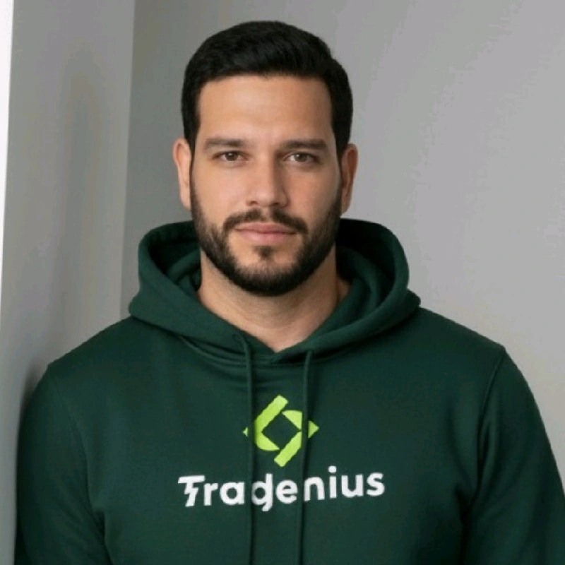 Imagen borrosa de una persona en un entorno interior con estanterías de libros de fondo.