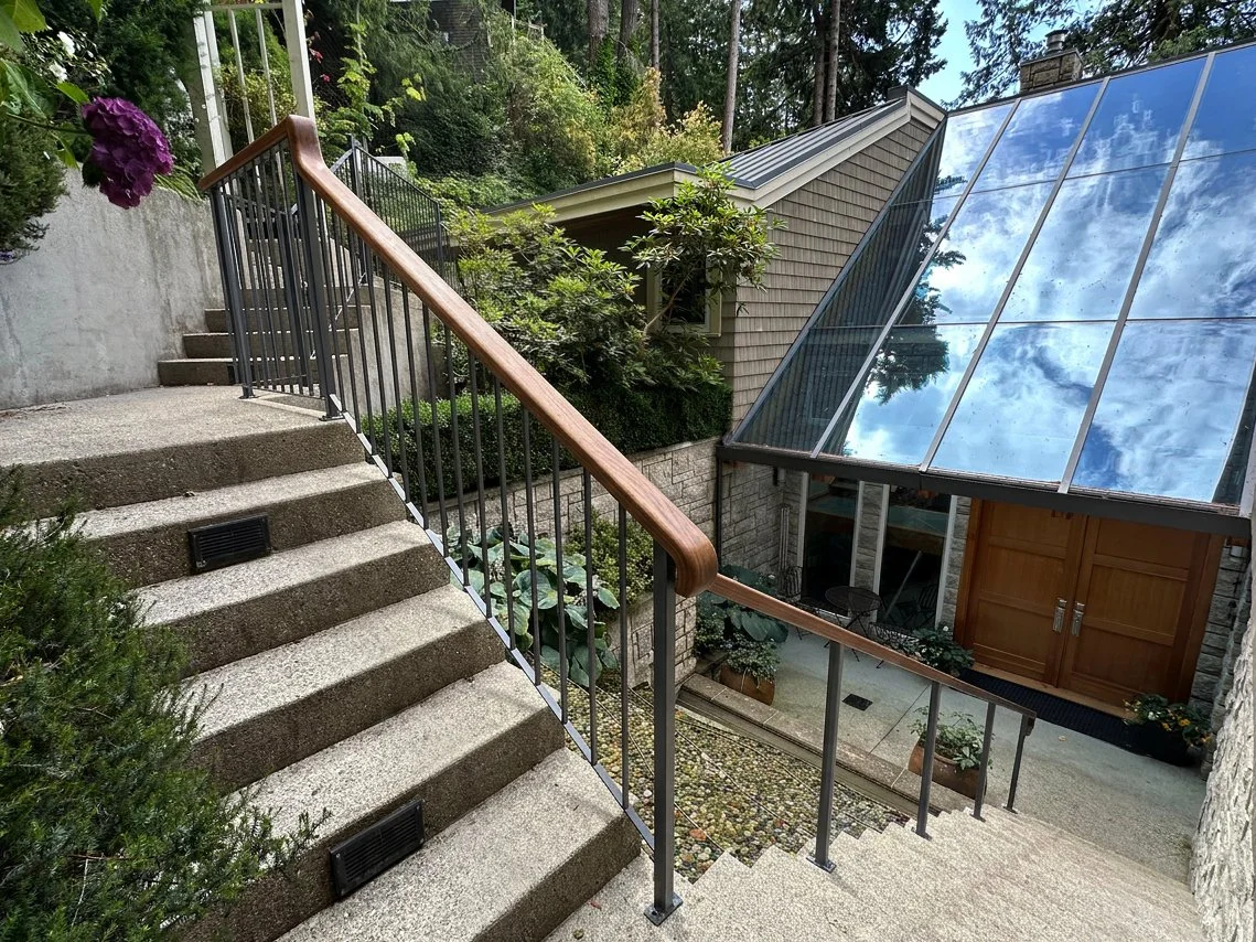 Designing Outdoor Spaces with Metal and Wood: A Timeless Combination for Modern Homes