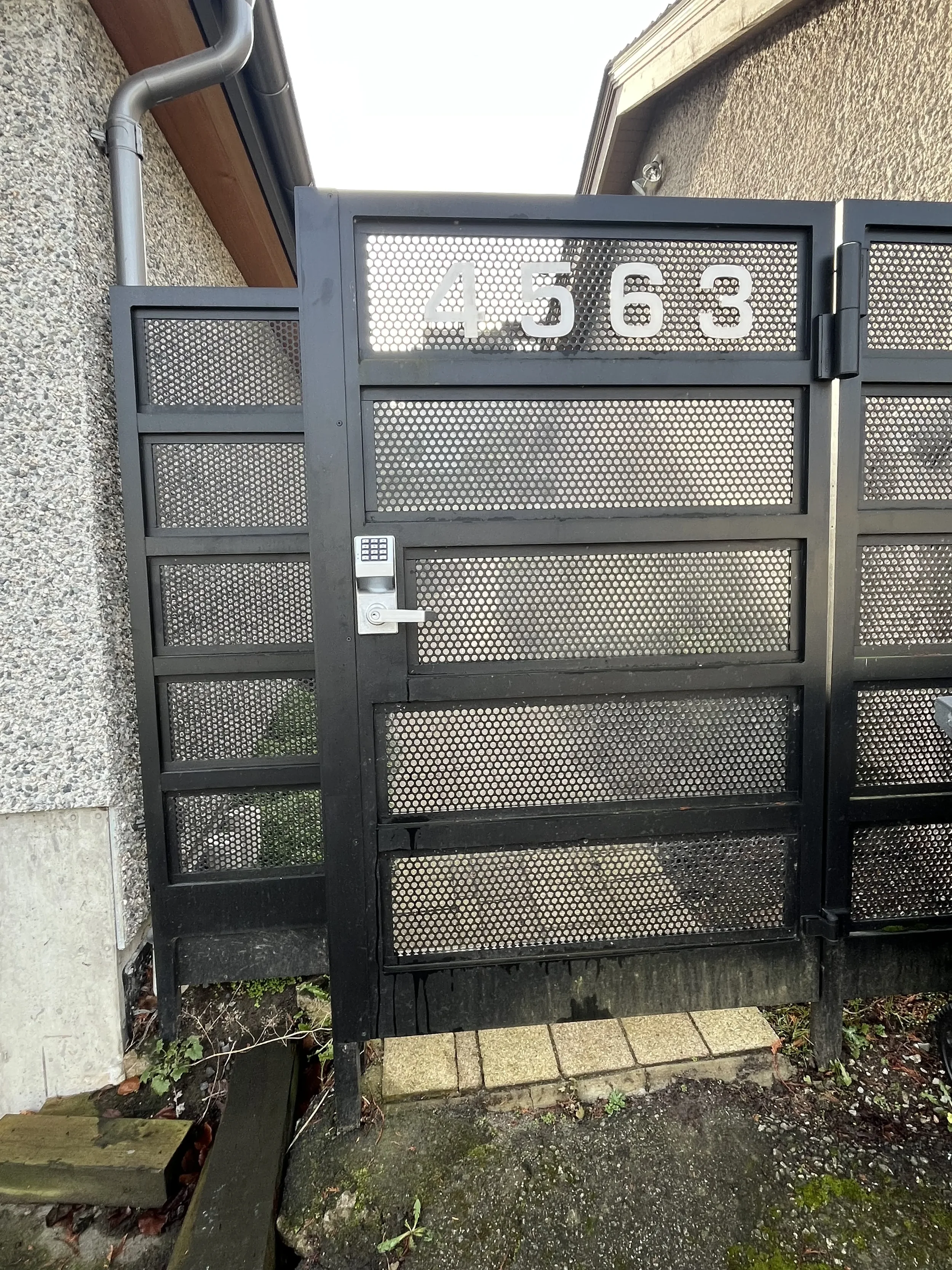 Learn how perforated metal and mesh panels are used in modern architecture for gates, railings, screens, and custom metalwork in Vancouver. 20