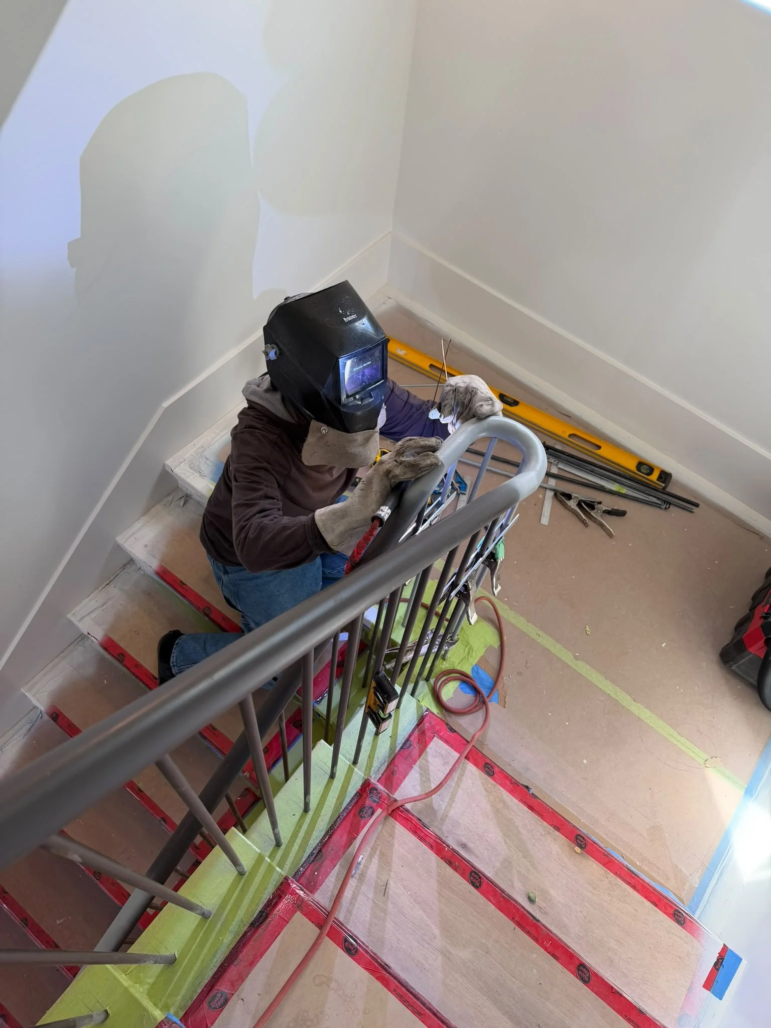 On-site welding of a curved interior stair railing transition