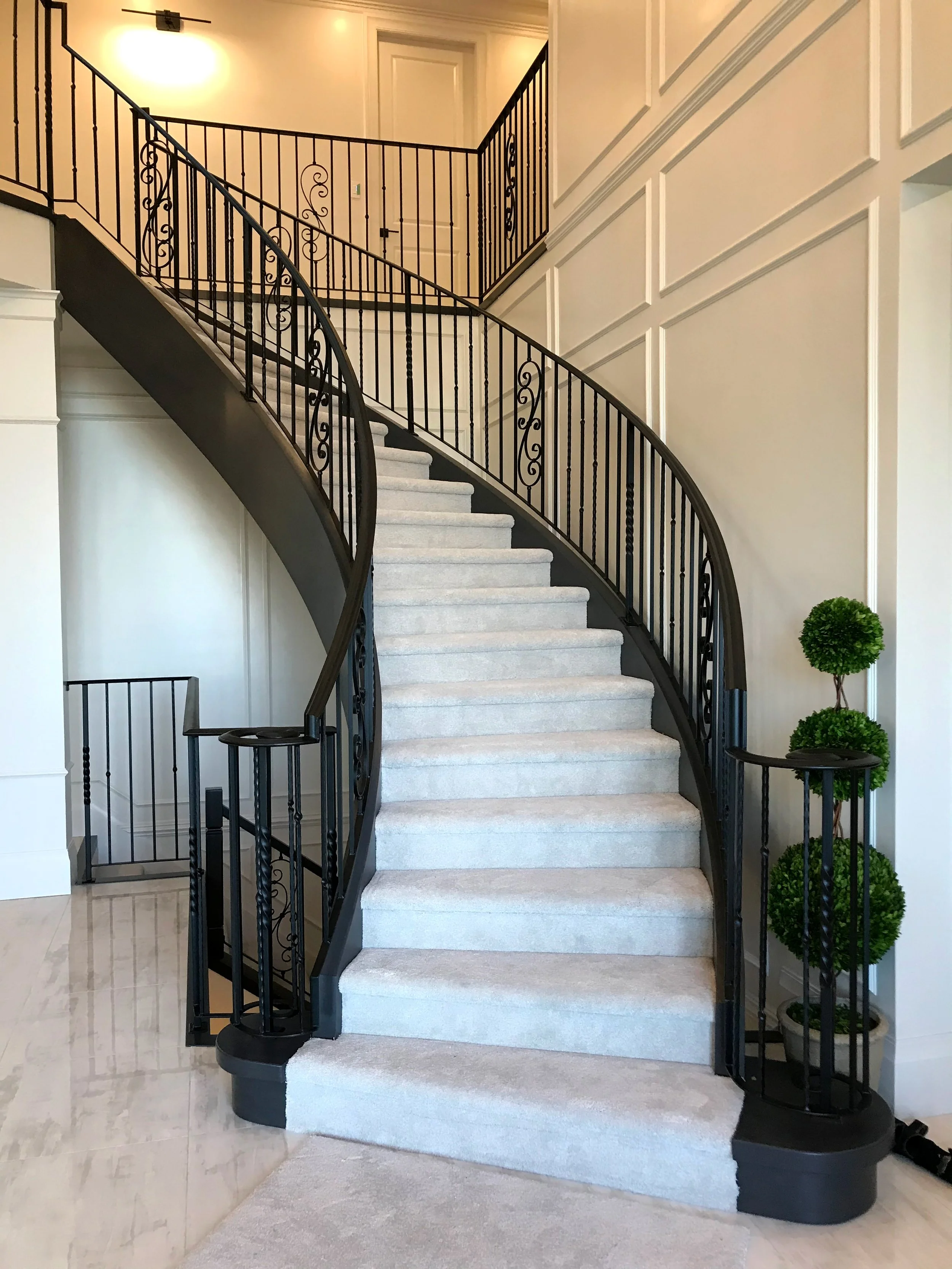 Discover why curved handrails are essential in modern homes. Learn how handrail curves improve safety, comfort, flow, and contemporary stair design.