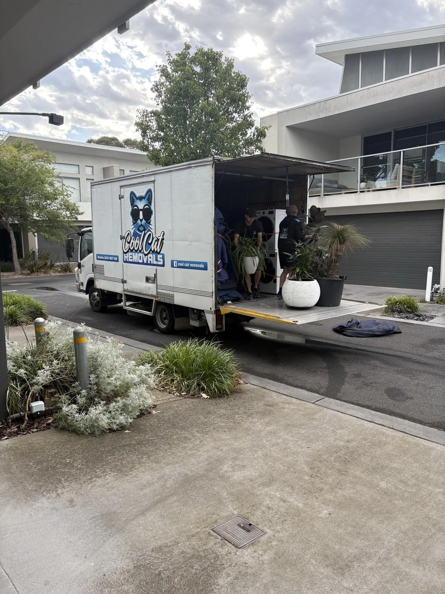 Big items, fragile items, and your favourite plants 🌿

We know moving day can feel hectic, so we keep it calm, careful, and efficient.

Professional handling, protective blankets, and the right setup to get it done smoothly.

 Contact us for a quote
