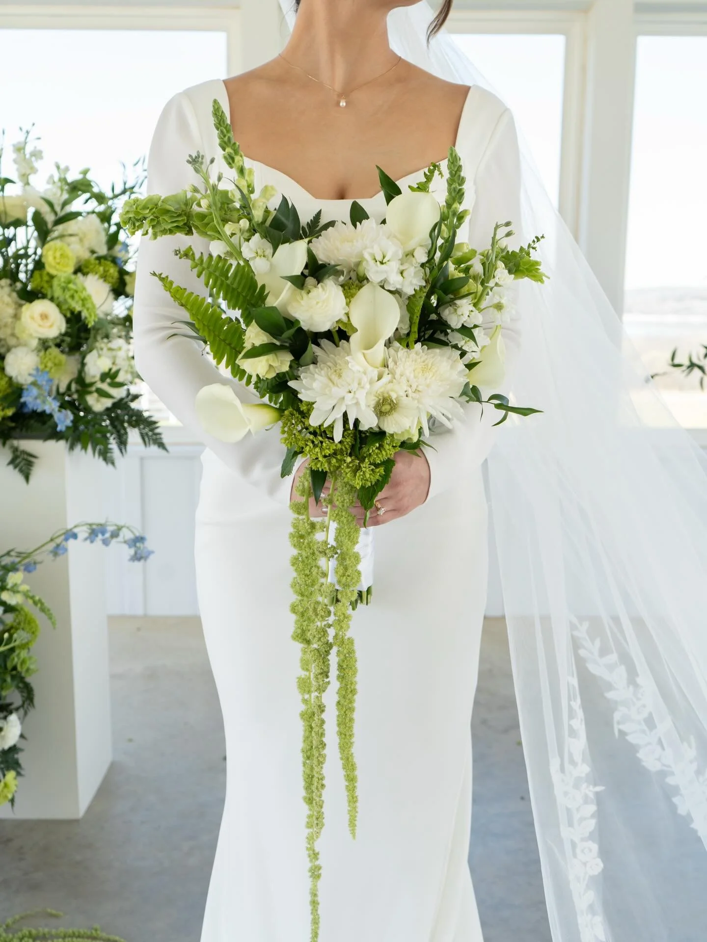 This bouquet deserved its own moment 🤍

@lakeviewhills 
@gracie.kay.photography