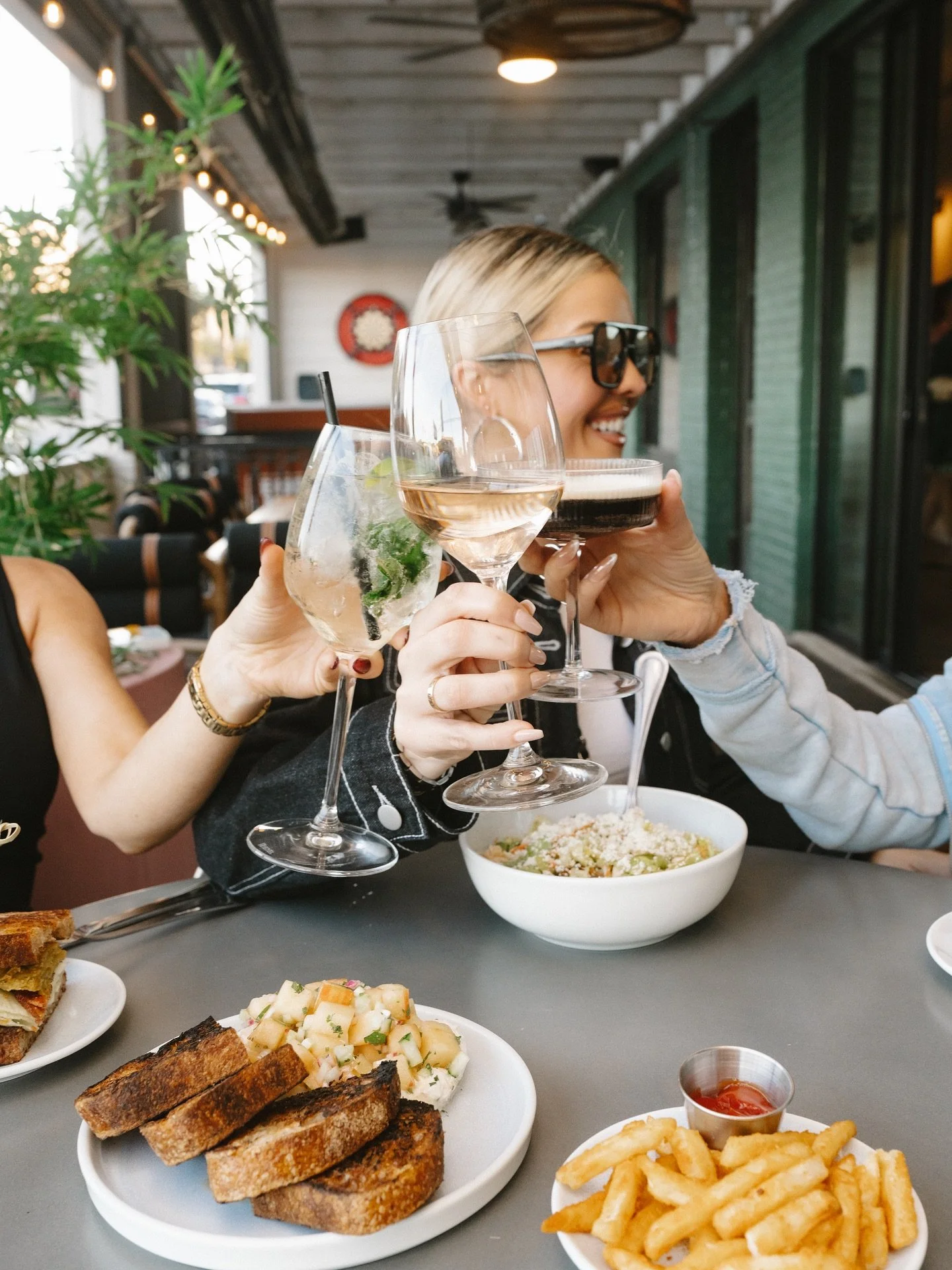 Cheers to a perfect Sunday at Hendy’s 🥂