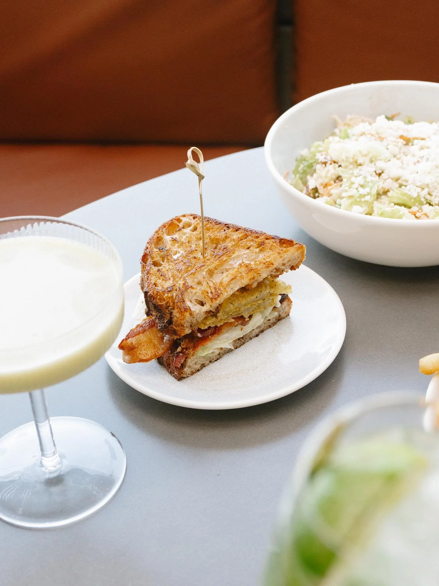 This is your sign to order the Hendy&rsquo;s BLT! Applewood smoked bacon, petite lettuce, marinated &amp; fried green tomato, aioli on sourdough 🥪🥓🍸