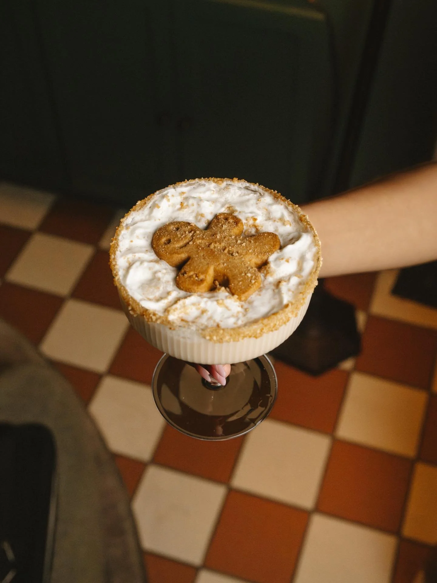 Our gift to you this holiday season? A brand new menu that just dropped 😉🎁 Fresh dishes, holiday-crafted cocktails, and all the festive vibes waiting for you at Hendy&rsquo;s. Come be the first to taste it and join us for VINYL &amp; VINO TONIGHT!?