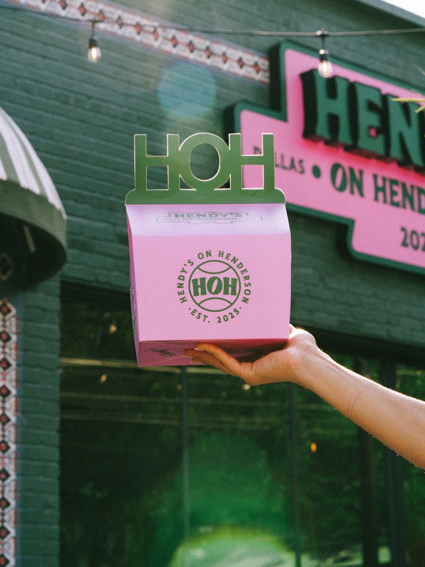 It&rsquo;s almost St. Patrick&rsquo;s Day in Dallas and the pot of gold at the end of our rainbow comes packaged as a Hendy&rsquo;s Meal. Order at 10 PM &amp; don&rsquo;t forget to grab your table for Saturday 😏🍟💘🍀