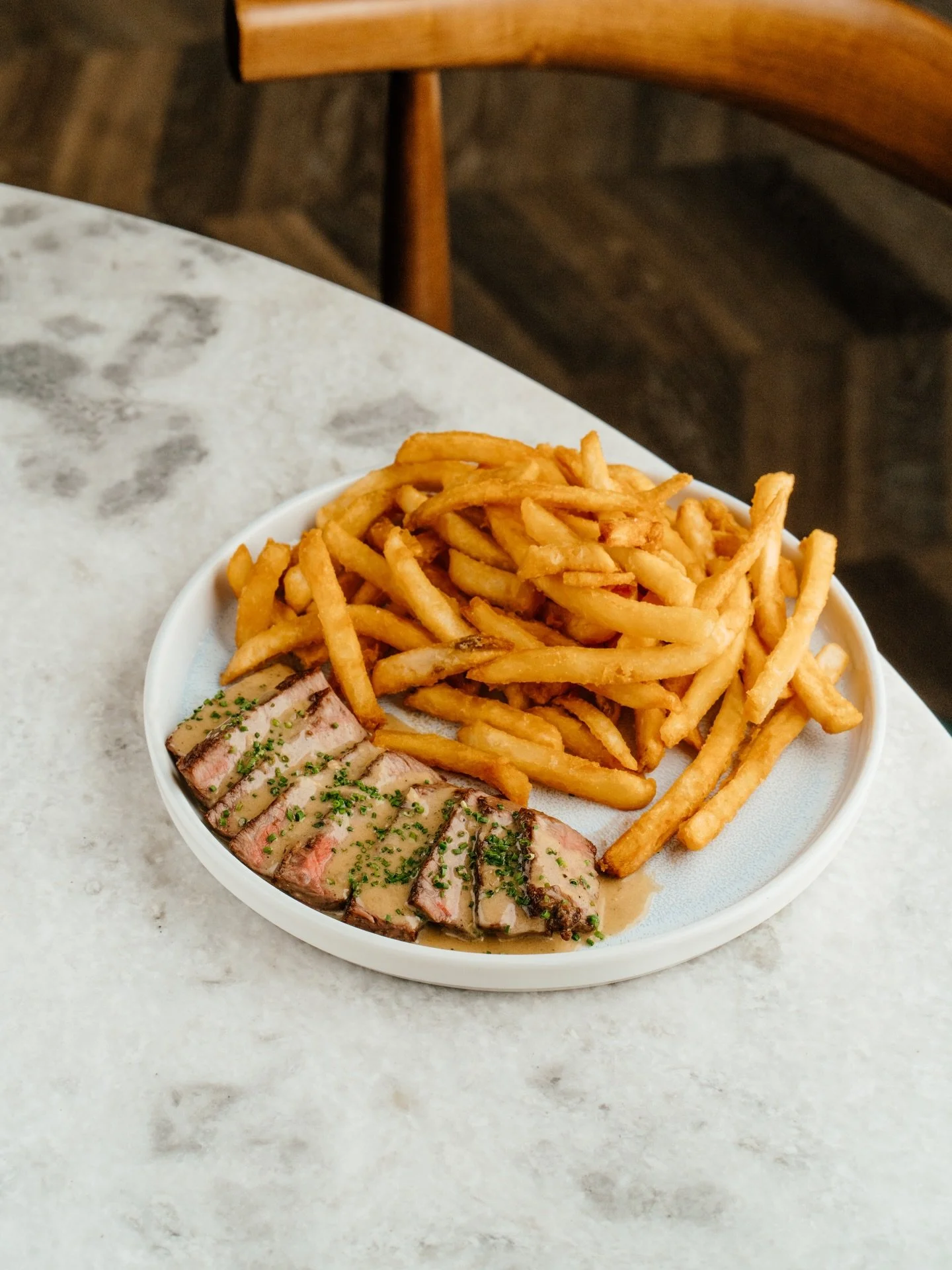 It feels like a Steak Frites kind of night. With golden crispy fries on the side 🤤🥩