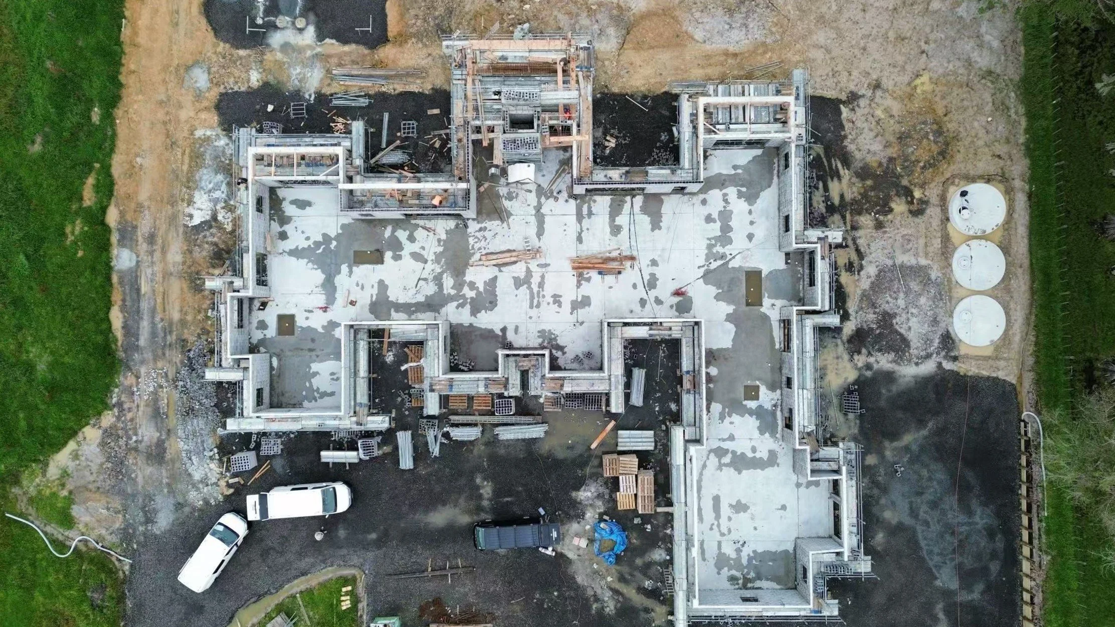 Complex residential foundation construction in Dairy Flat, Auckland, featuring perimeter masonry block walls and precision slab preparation for a bespoke architectural build.d