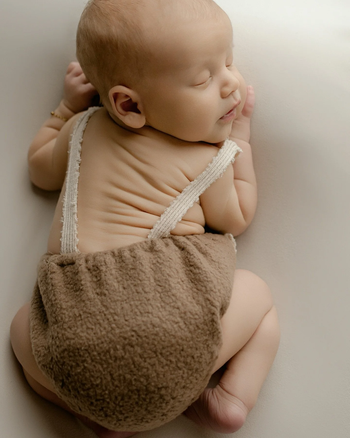 From the very first breath to the tiniest details I get to capture in the studio&hellip; I&rsquo;ve been honored to walk alongside this sweet boy&rsquo;s journey in the most sacred ways &mdash; even being there to cut his cord the day he entered the 