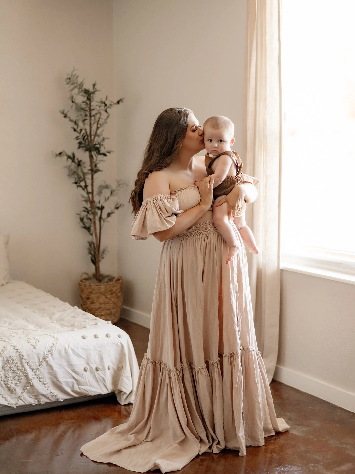 ✨ When to Book Your Session ✨

Let&rsquo;s talk timing &mdash; because planning ahead makes all the difference in creating a stress-free, beautiful experience for you and your family.

For maternity sessions, I recommend booking your session as soon 