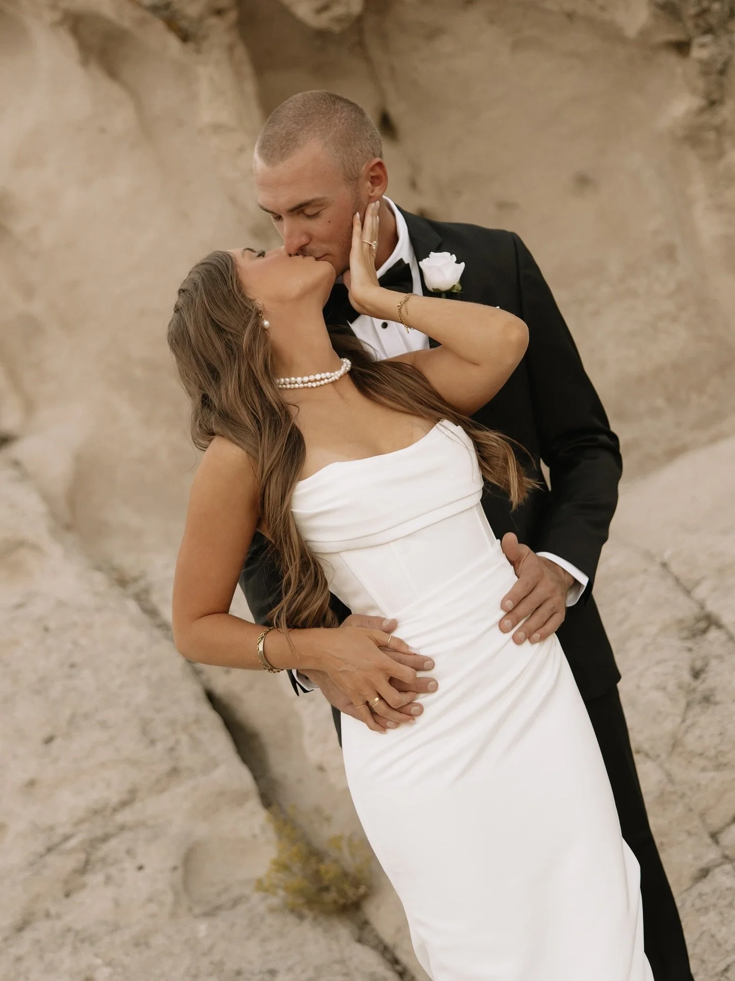 jessie &amp; masons bridals in the desert &mdash; everything about this session screams perfection!! 💛