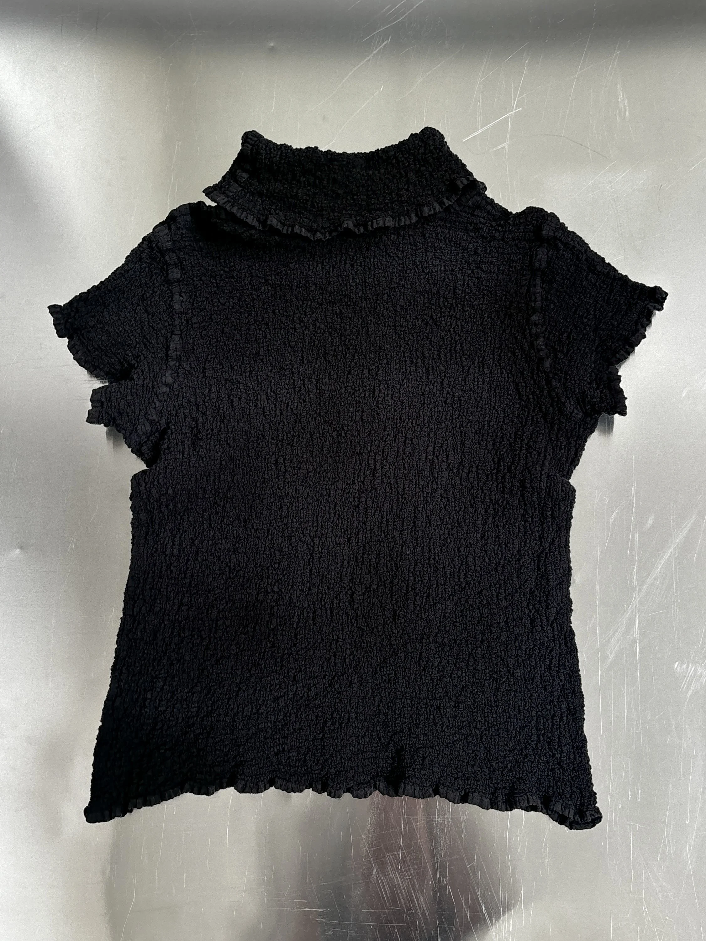 ISSEY MIYAKE STRETCH PLEAT SHORT SLEEVE TOP