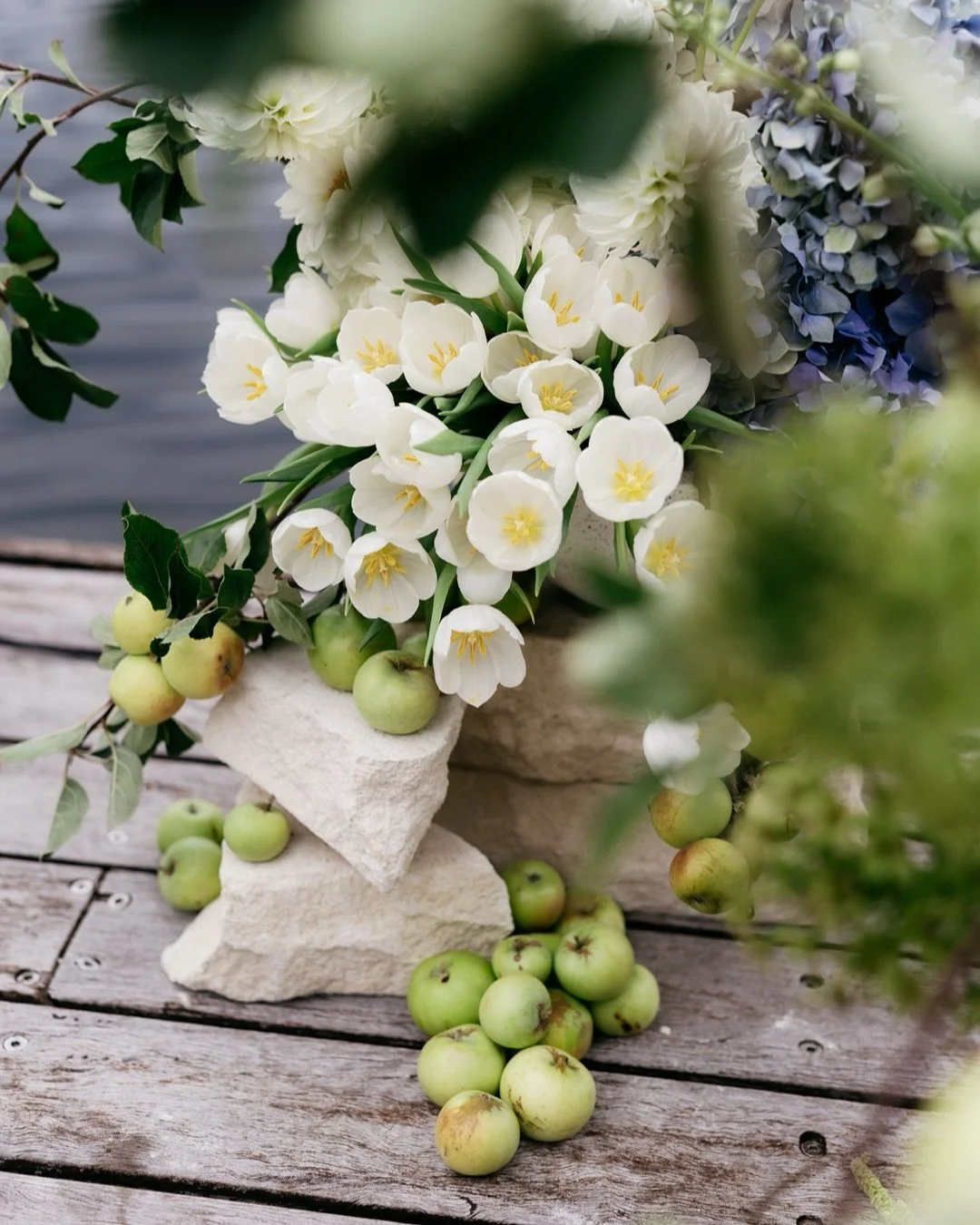 Some apples for your Moday 🍏
Beautiful details from a beautiful day at @barragunda 

Stunning florals @_saltflower 
Planning + styling @whitetopevents 

#weddingstyling #ceremonystyling #barragundawedding #greenapples #ceremonybythelake #applestylin