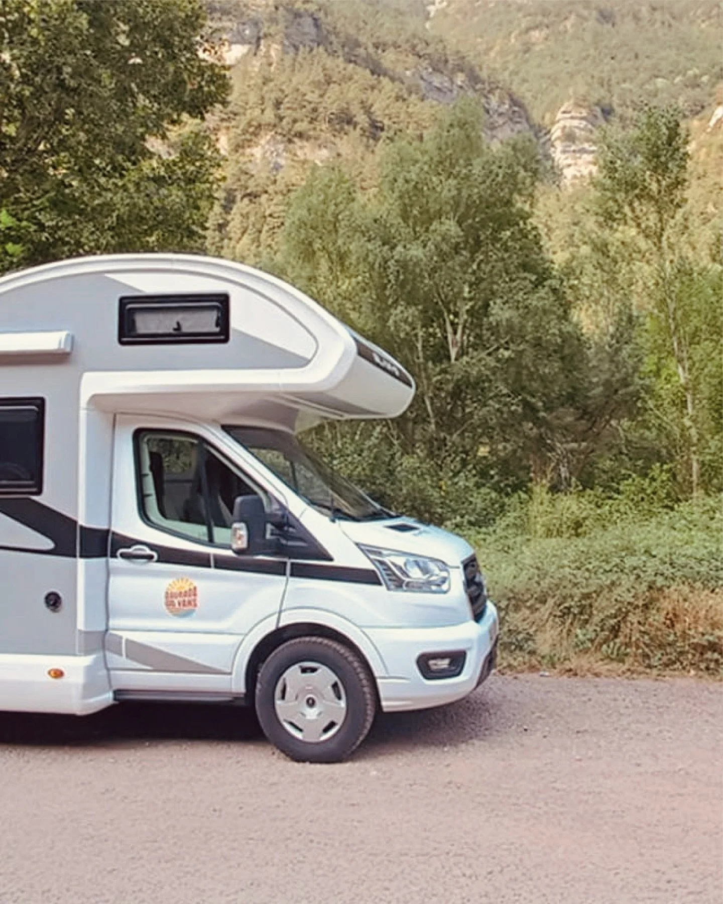 Viaje en compa&ntilde;&iacute;a &ndash; Amigos

La mejor playlist, kil&oacute;metros por delante y nadie mirando el reloj.

As&iacute; nacen las historias que se cuentan toda la vida.
🚐 Tenemos autocaravana perfilada y capuchina para adaptarnos a tu