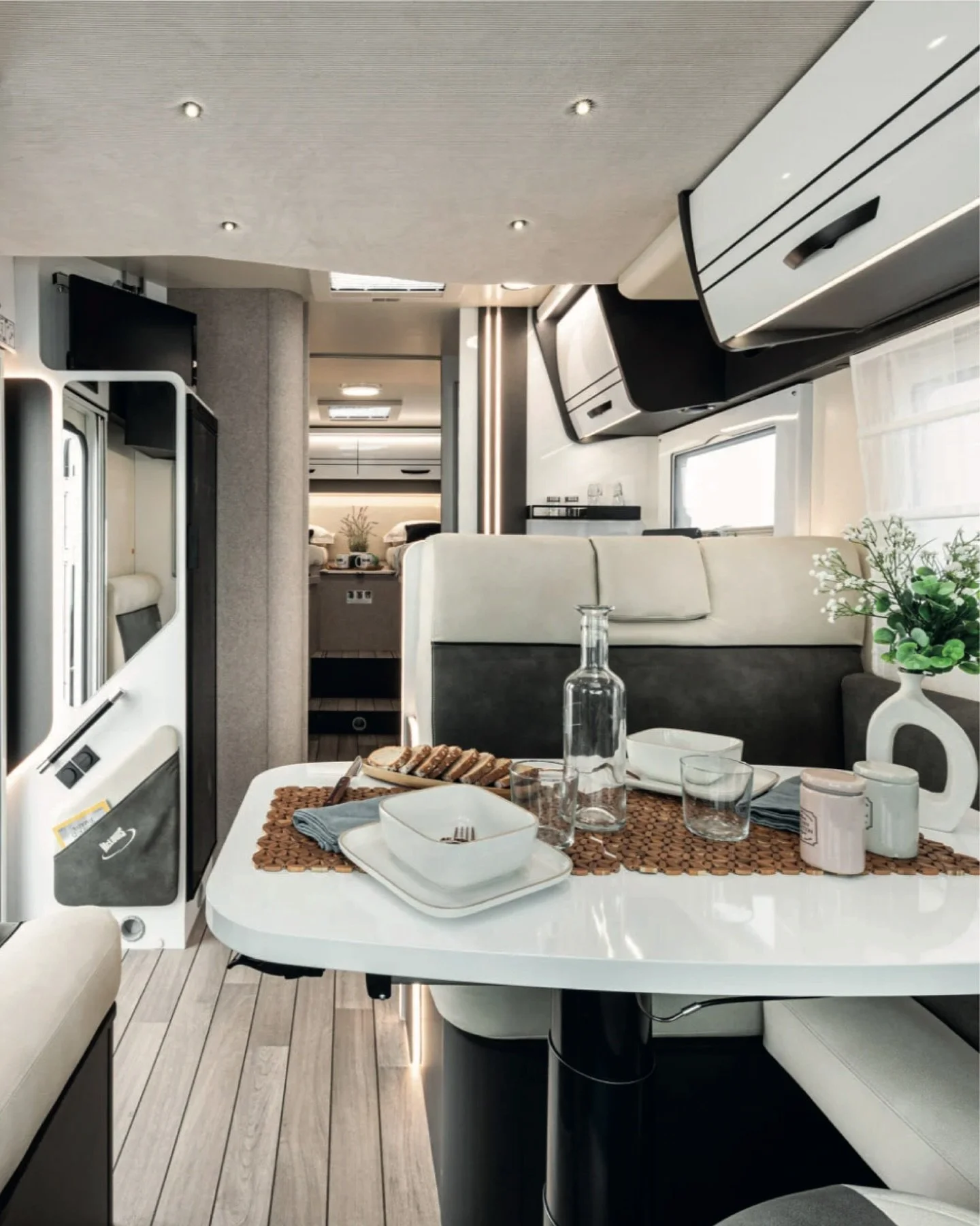 Qu&eacute; es Daurada Vans

Somos m&aacute;s que autocaravanas: somos tu llave a la libertad.
T&uacute; eliges el camino, nosotros ponemos las ruedas.

📲 Escr&iacute;benos para descubrir c&oacute;mo empezar tu aventura.
