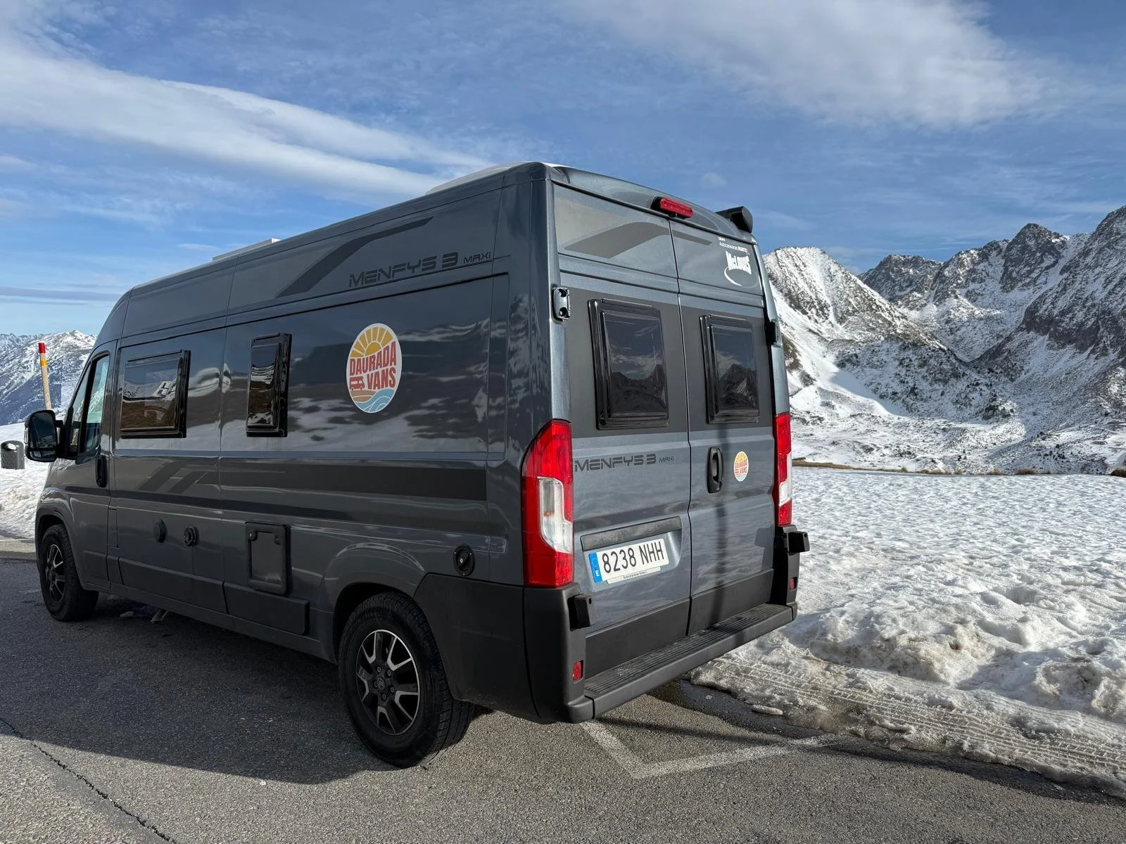Camper de Dauradavans alquilada desde Tarragona aparcada frente las montañas nevadas de Andorra