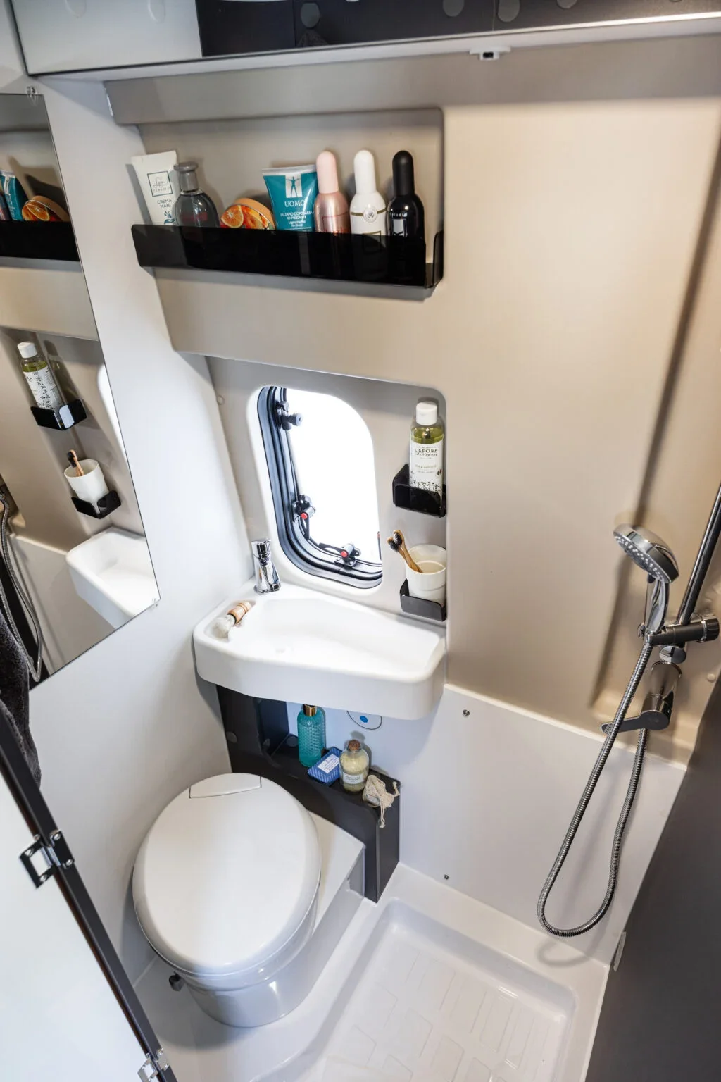 DAURADA VANS MENFYS 3 BAÑO.webp