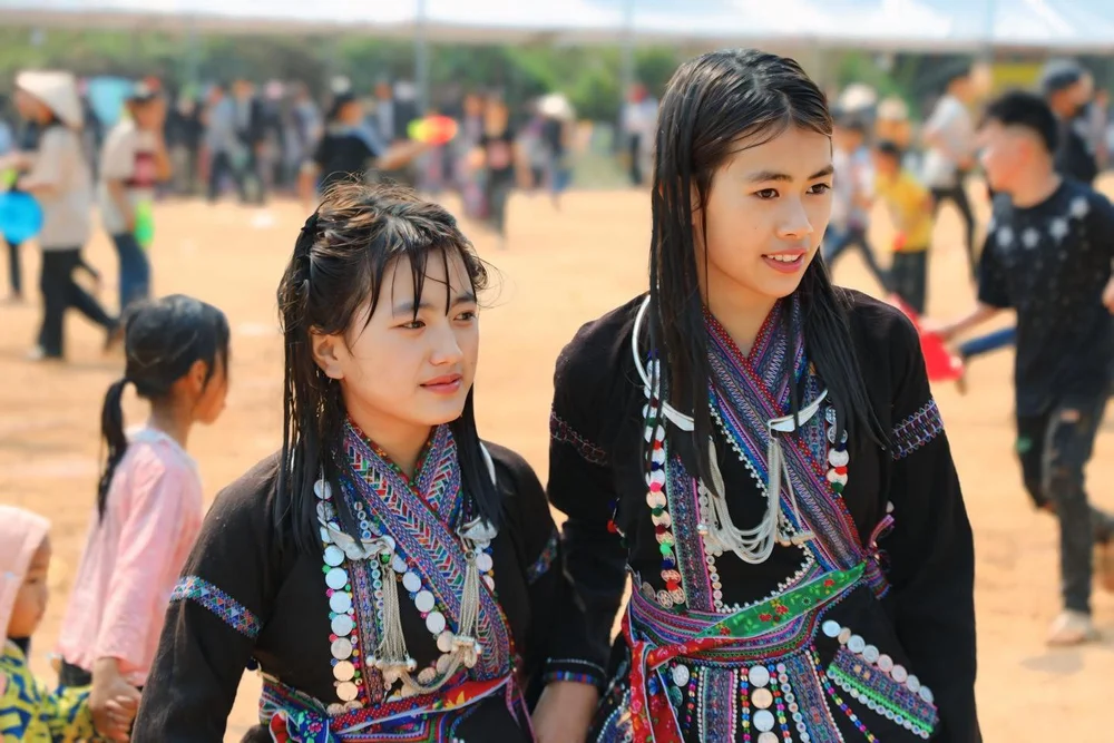  Young Sisters at the Festival