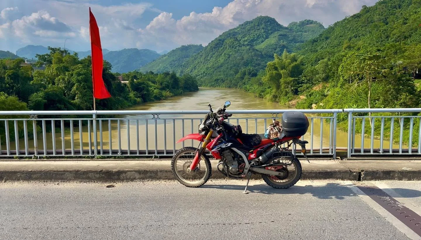  Stopping on a Riverside Bridge