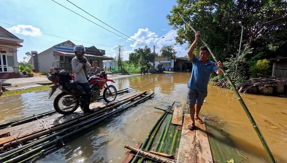  Loading Motorbikes onto a Bamboo Raft