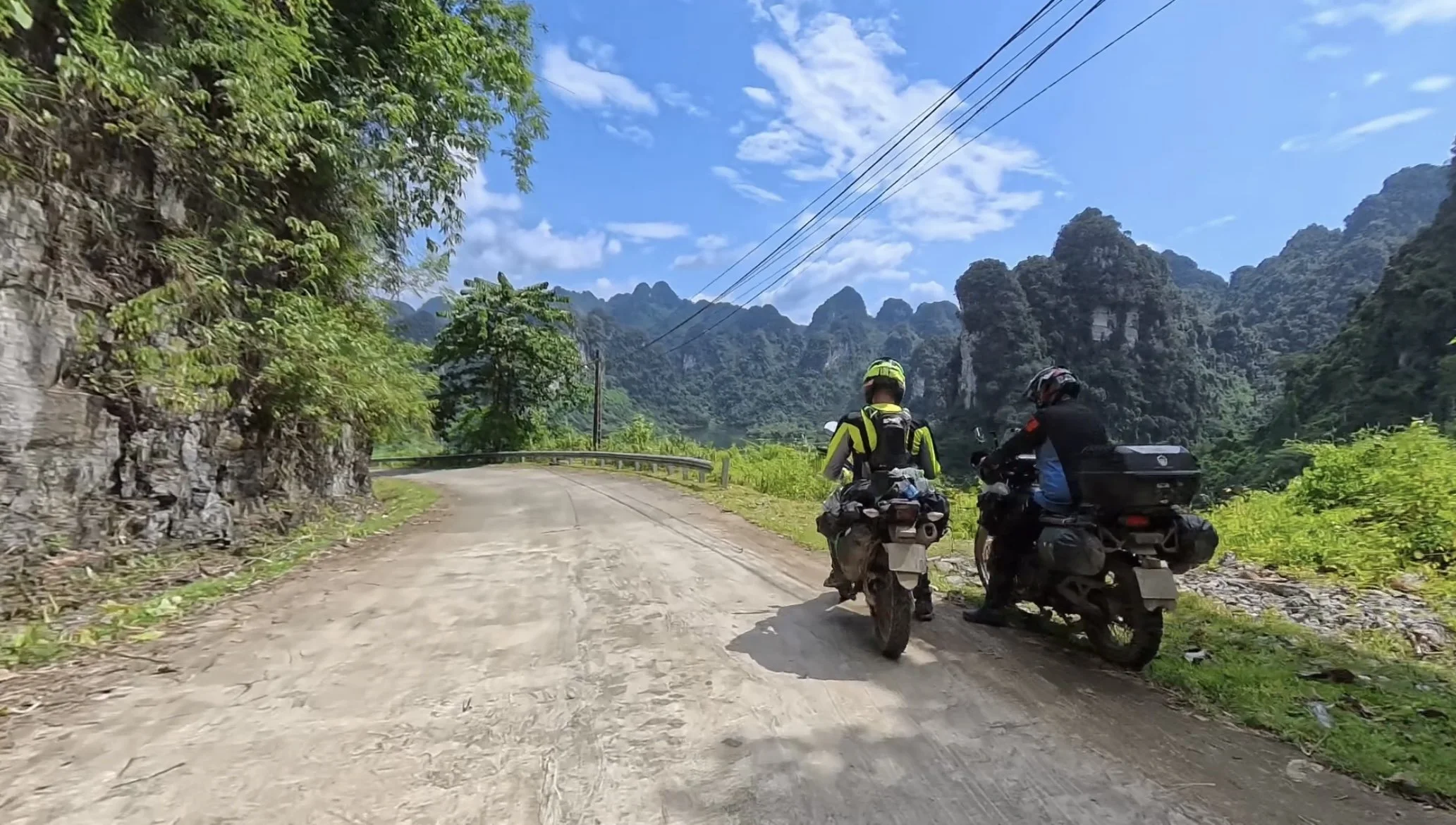 Scenic Morning Ride Under the Highlands Sun