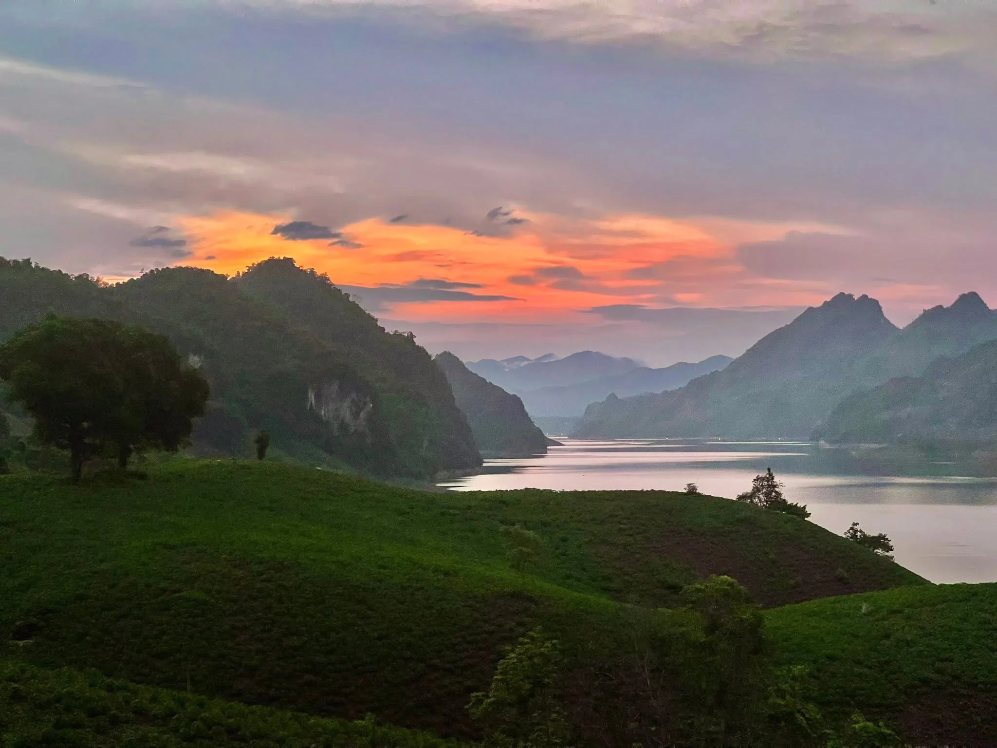 Dusk Between the Mountains