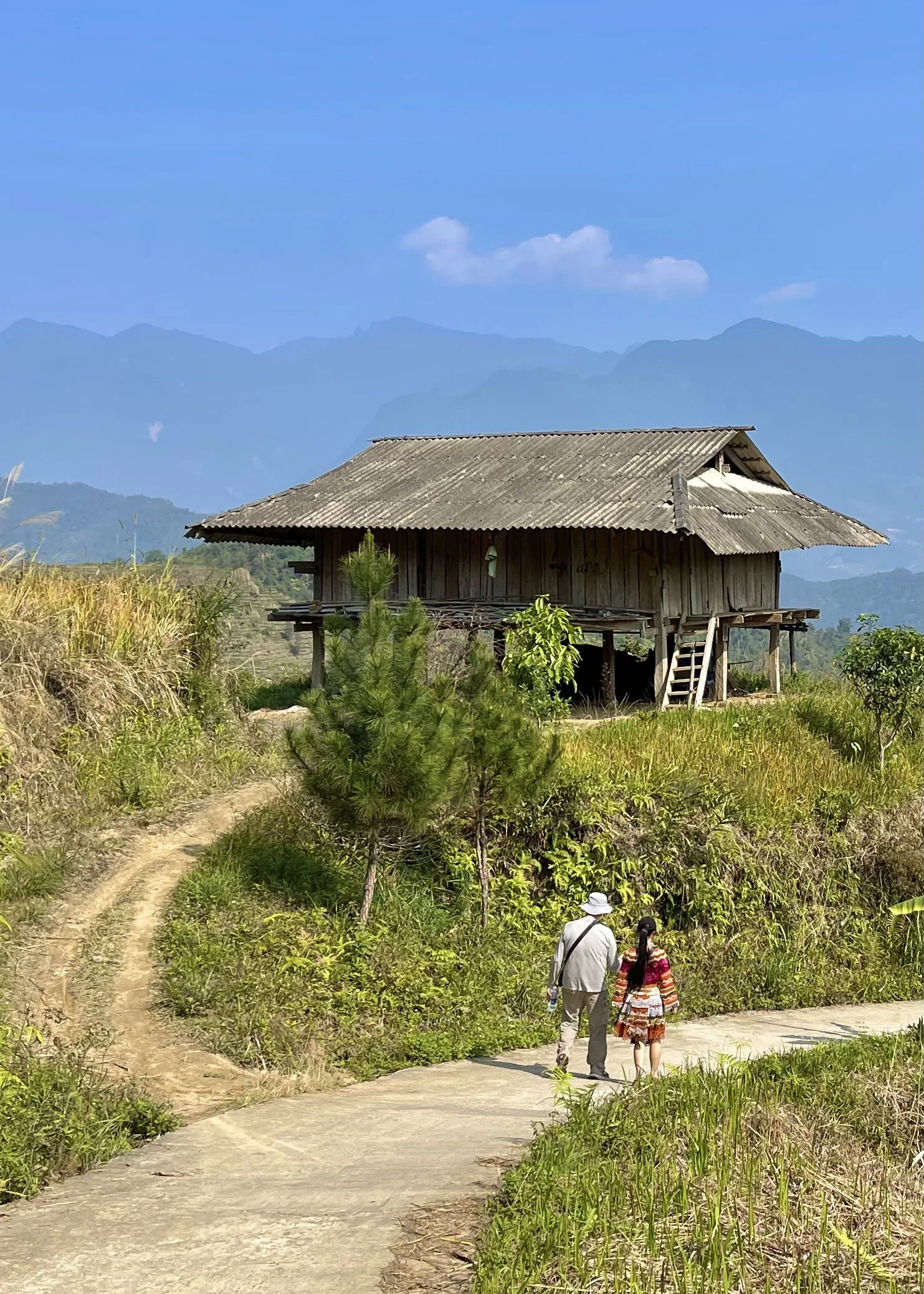 This slideshow portrays the Northwest Loop journey, offering a glimpse into the dramatic scenery and cultural encounters along the way. The images showcase mountain landscapes, winding roads, rivers and sunsets alongside scenes of local life, traditi