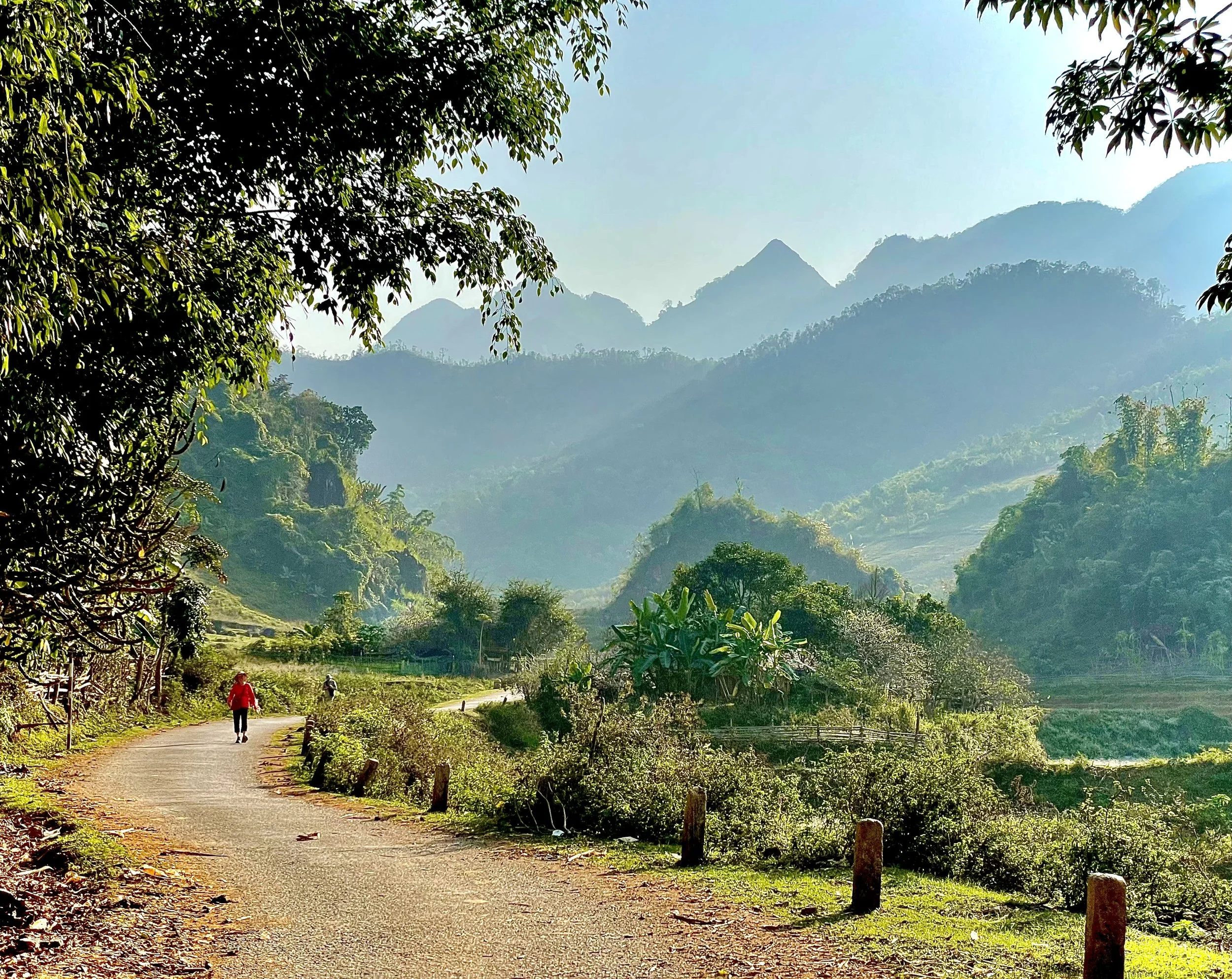 This slideshow portrays the Northwest Loop journey, offering a glimpse into the dramatic scenery and cultural encounters along the way. The images showcase mountain landscapes, winding roads, rivers and sunsets alongside scenes of local life, traditi