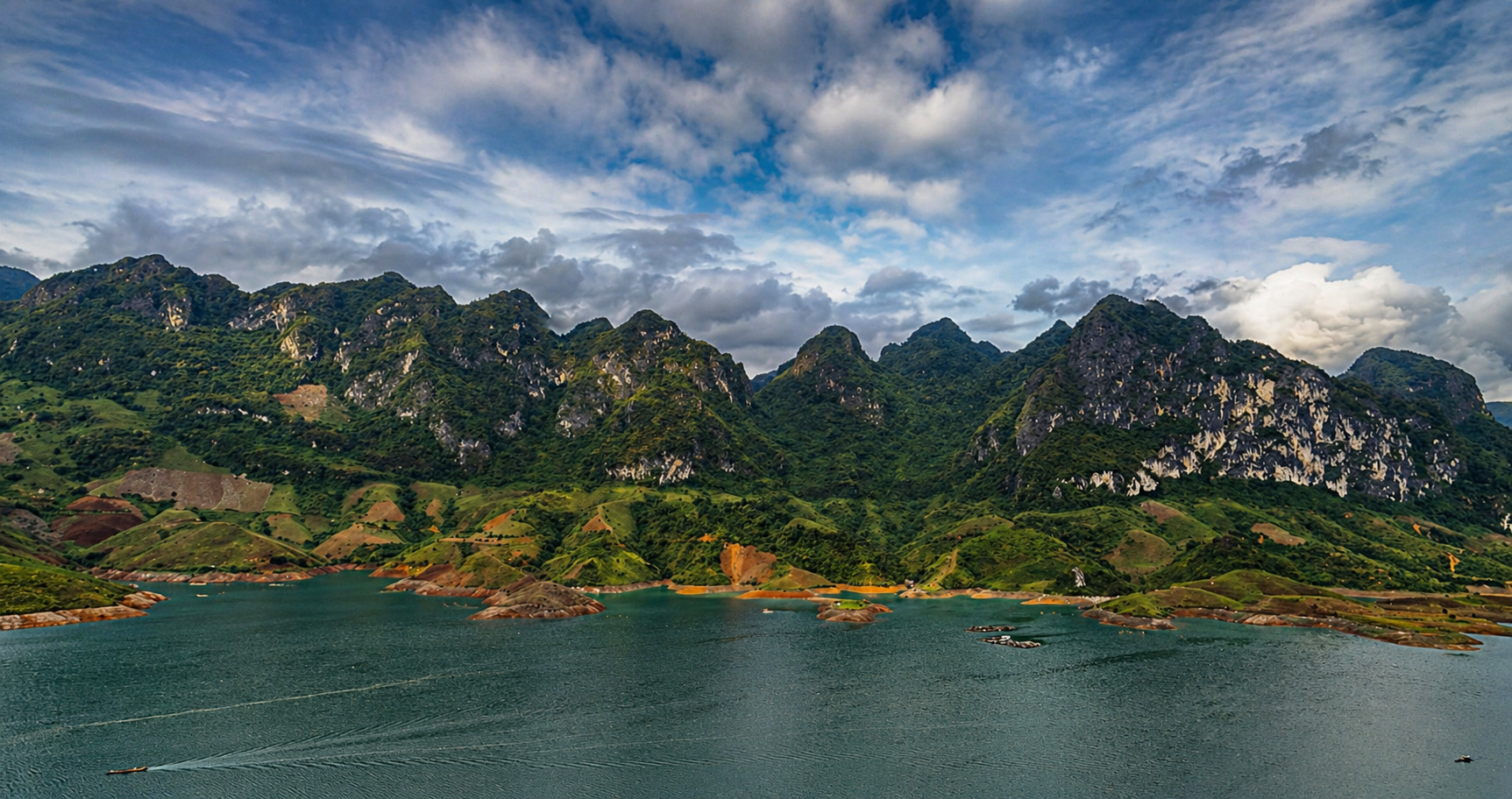 An immersive adventure into the rugged heart of Northern Vietnam, where dramatic mountain passes, remote villages, and winding cliffside roads define the experience. From thrilling rides along steep valleys to peaceful moments overlooking vast landsc
