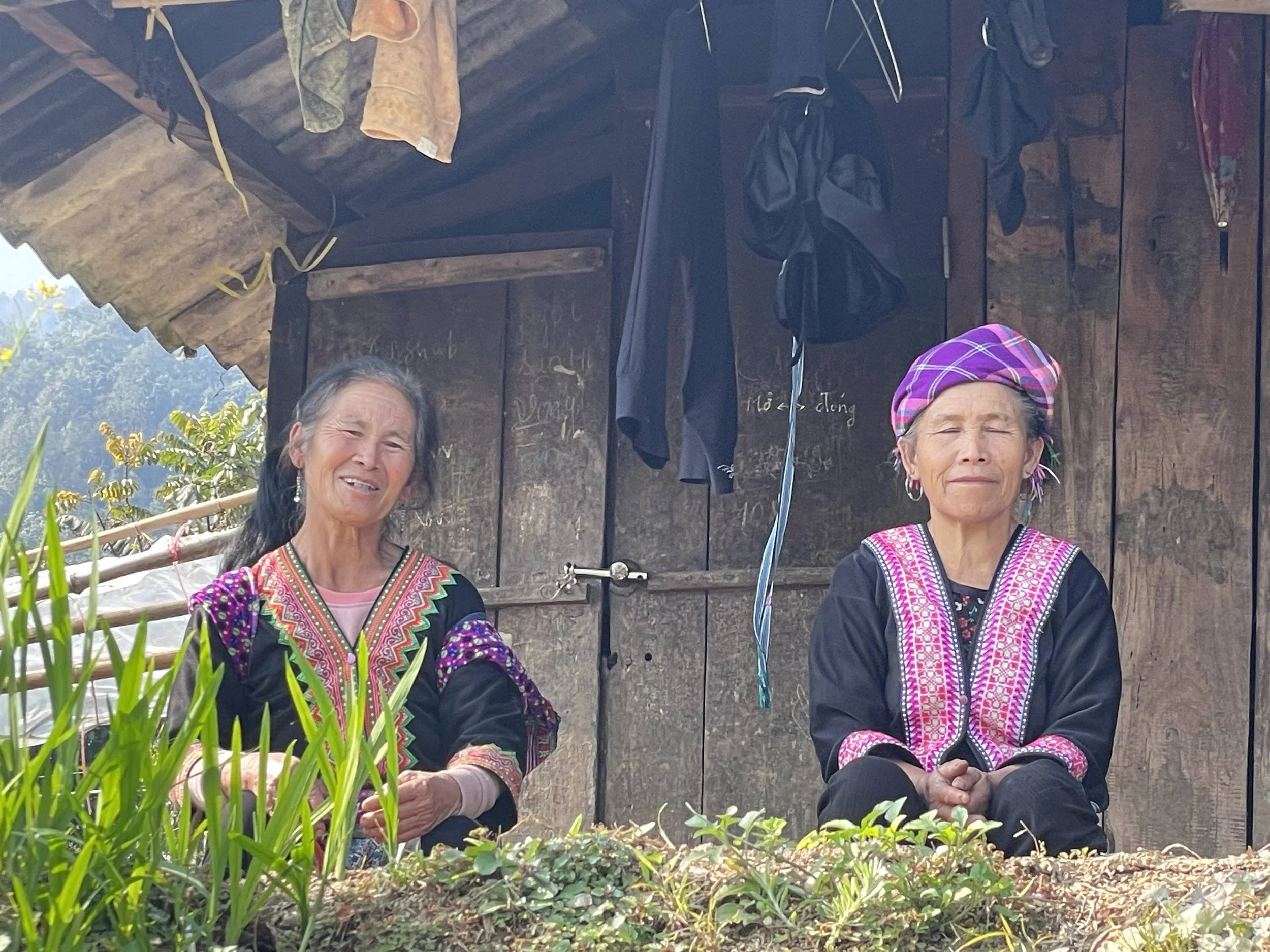 This slideshow portrays the Northwest Loop journey, offering a glimpse into the dramatic scenery and cultural encounters along the way. The images showcase mountain landscapes, winding roads, rivers and sunsets alongside scenes of local life, traditi