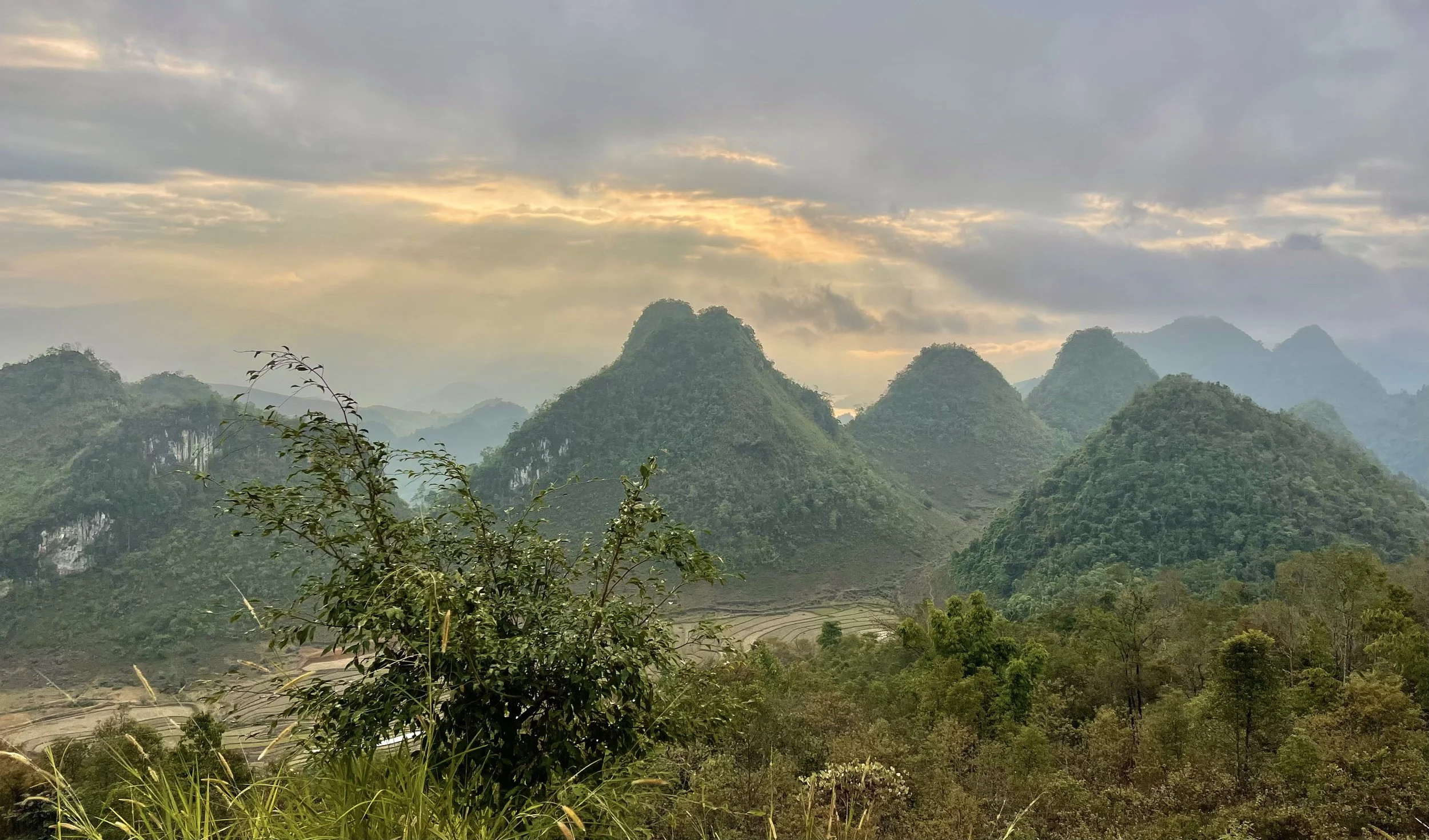 This slideshow portrays the Northwest Loop journey, offering a glimpse into the dramatic scenery and cultural encounters along the way. The images showcase mountain landscapes, winding roads, rivers and sunsets alongside scenes of local life, traditi