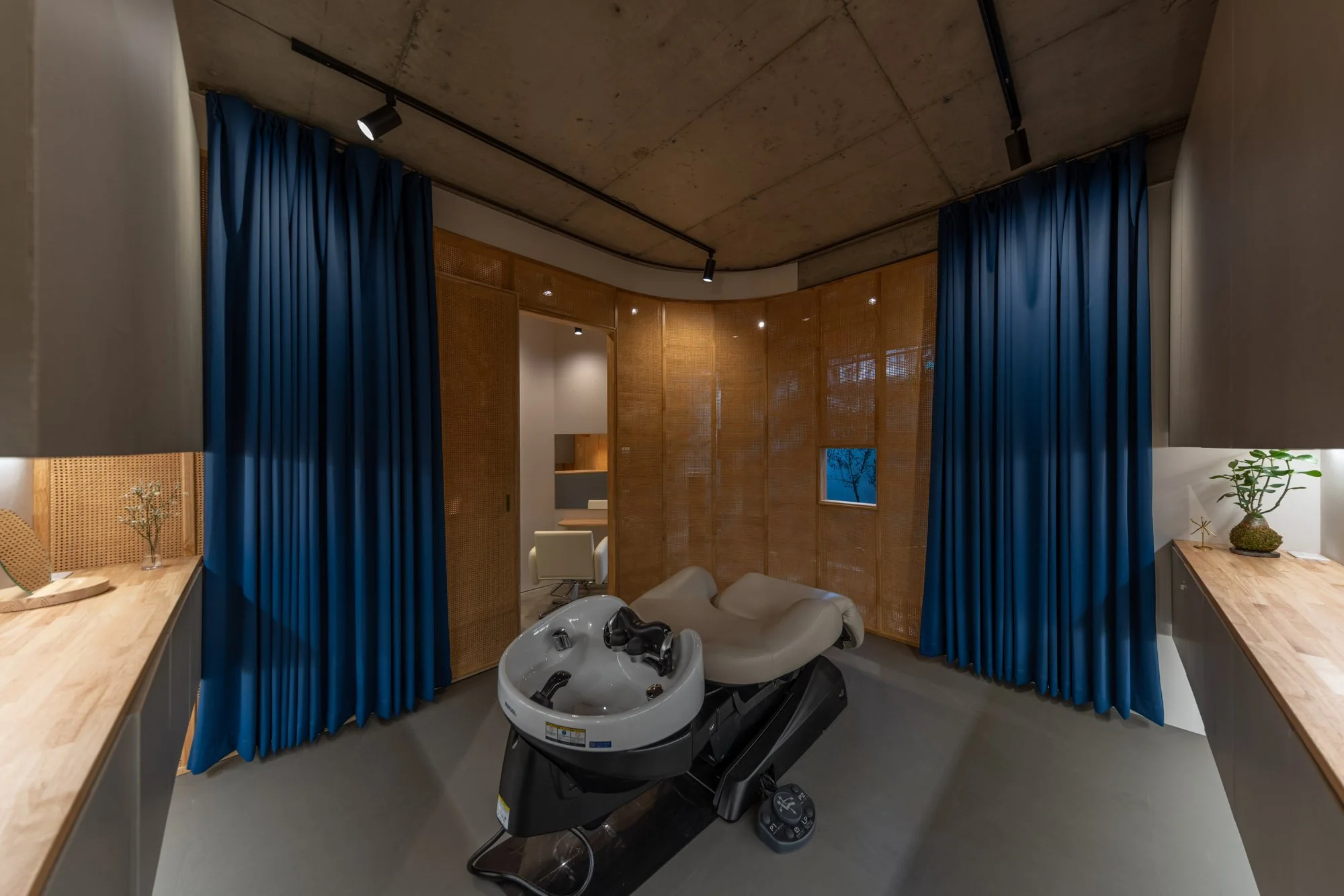 ヘッドスパ施術スペースの内観（シャンプーボウルと施術チェア）